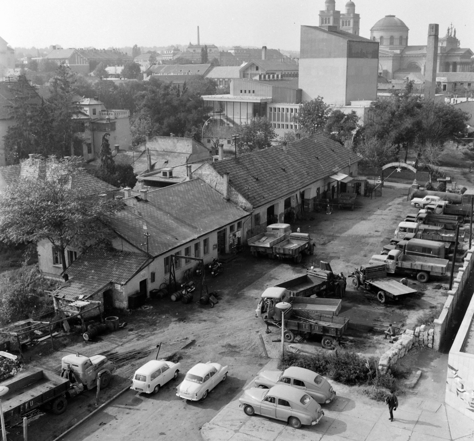 Hungary, Eger, Klapka György utca, a 4 sz. AKÖV telepe, mögötte a Gárdonyi Géza Színház, háttérben a Főszékesegyház., 1964, UVATERV, basilica, Classicism, Cathedral, József Hild-design, Fortepan #97020