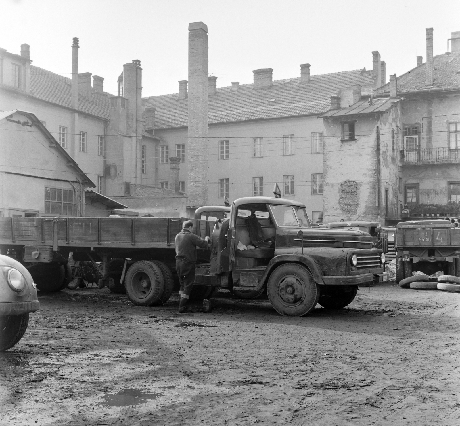 Hungary, Gyöngyös, Fő tér 10., a Grassalkovich-palota udvara, TEFU telep. Balra a Mátra Szálló épülete., 1964, UVATERV, commercial vehicle, car repair, Csepel D450, Fortepan #97037