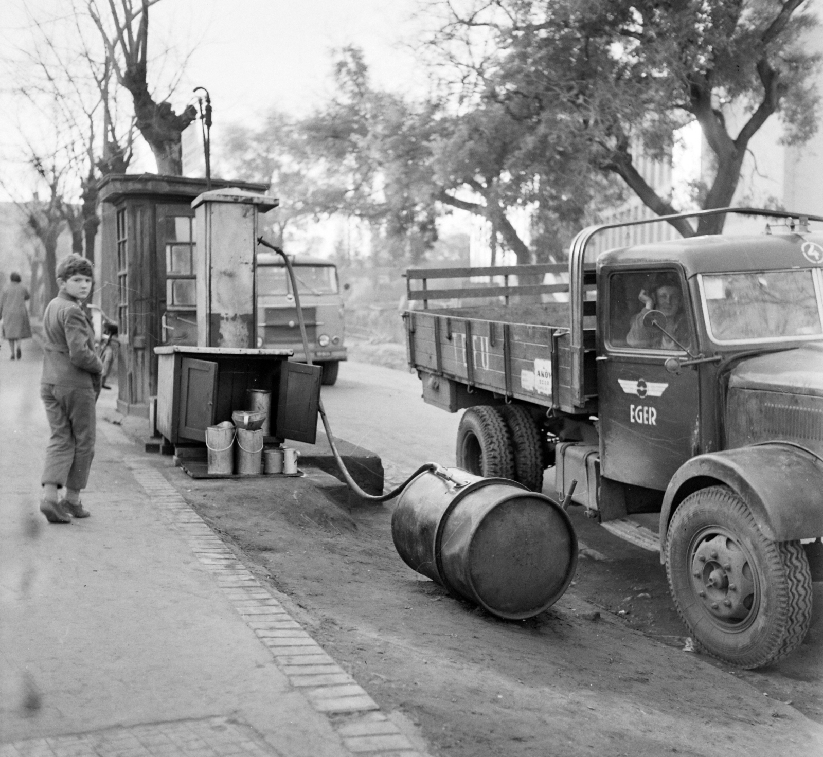 Hungary, Eger, Klapka György utca, háttérben a Gárdonyi Géza Színház., 1964, UVATERV, commercial vehicle, Csepel  Auto Factory, gas station, fueling, TEFU-organisation, barrel, Fortepan #97041