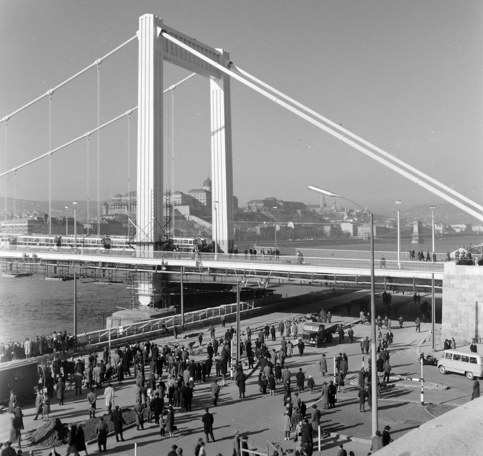 Magyarország, Budapest V., Erzsébet híd pesti hídfő, a híd terhelési próbája. Háttérben a Budavári Palota (korábban Királyi Palota)., 1964, UVATERV, híd, terheléspróba, Budapest, Sávoly Pál-terv, Fortepan #97088