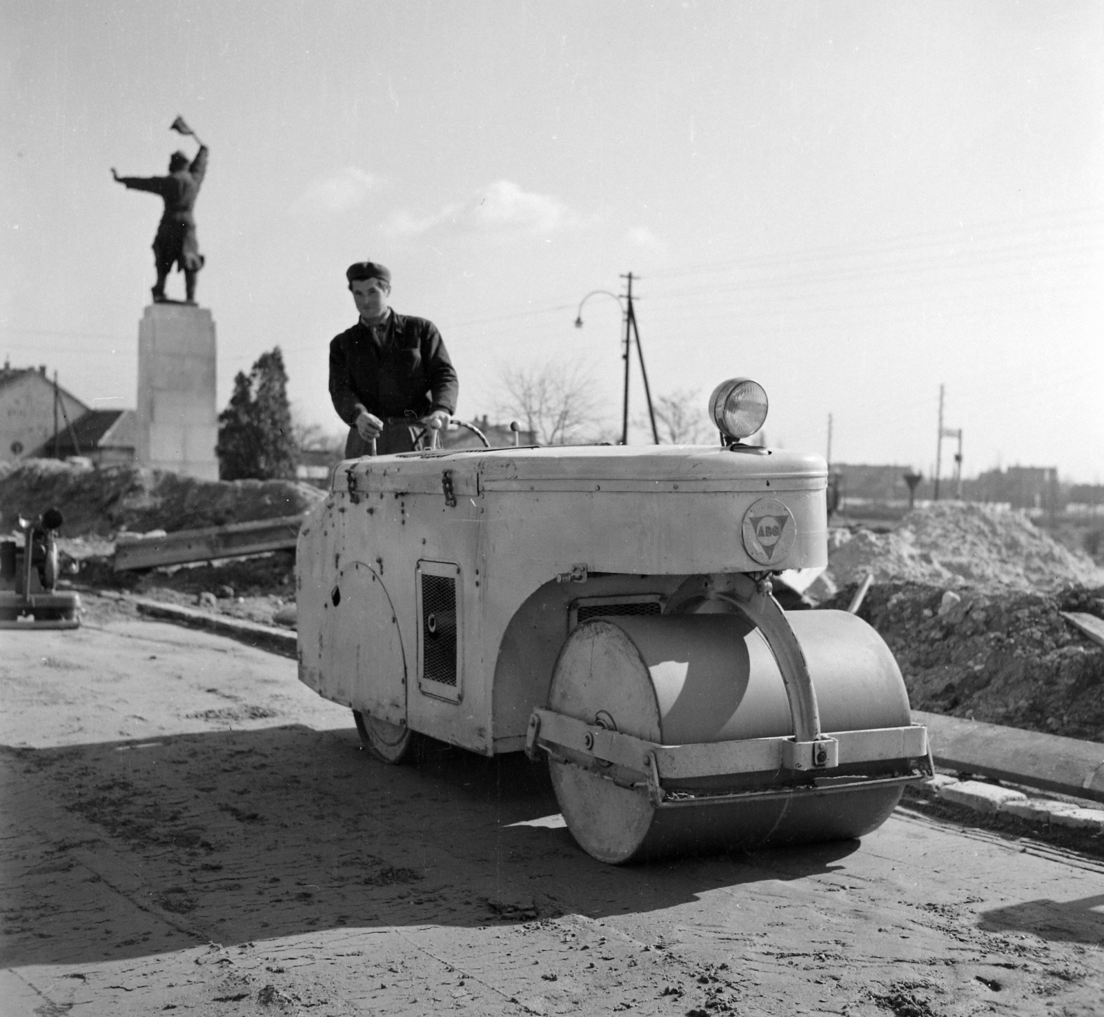 Hungary, Budapest XI., M1-M7 autópálya közös szakaszának építése a Budaörsi út, az Osztapenko szobor felé nézve., 1965, UVATERV, sculpture, road construction, road roller, Ostapenko Ilya portrayal, Budapest, ABG-brand, Fortepan #97094