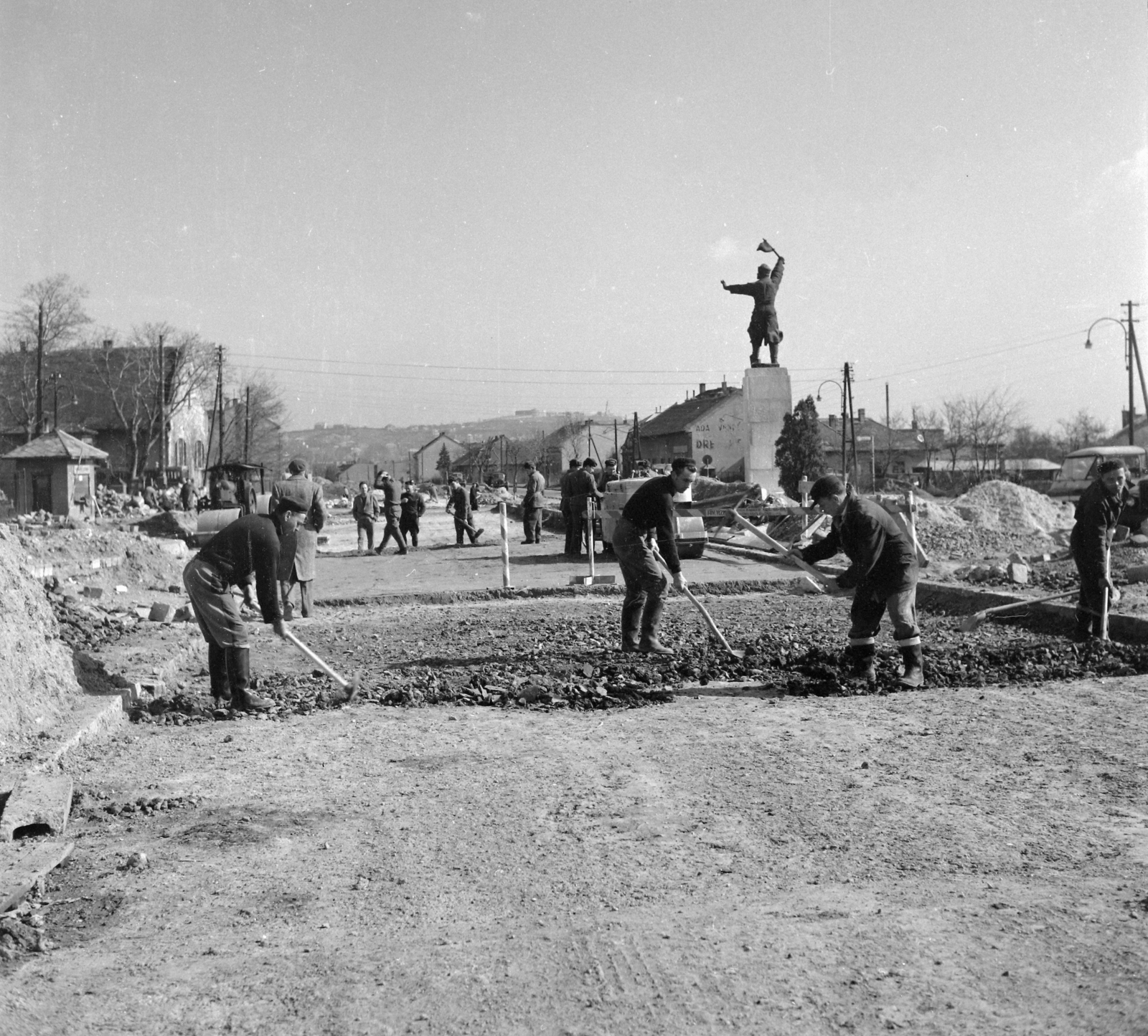 Hungary, Budapest XI., M1-M7 autópálya közös szakaszának építése a Budaörsi út, az Osztapenko szobor felé nézve., 1965, UVATERV, sculpture, road construction, Ostapenko Ilya portrayal, Budapest, Fortepan #97095