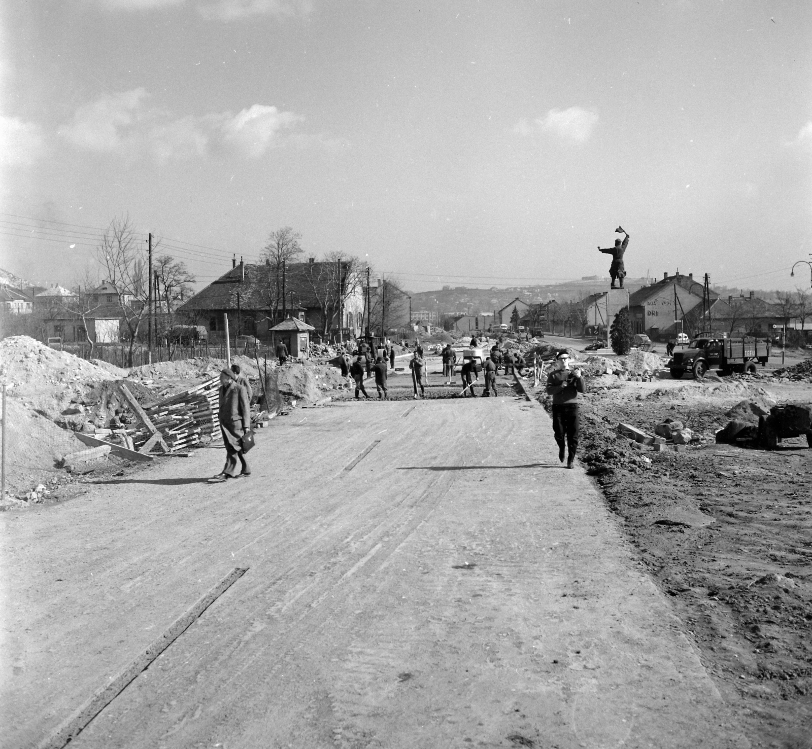 Magyarország, Budapest XI., M1-M7 autópálya közös szakaszának építése a Budaörsi út, az Osztapenko szobor felé nézve., 1965, UVATERV, szobor, útépítés, Osztapenkó-ábrázolás, Budapest, Fortepan #97096