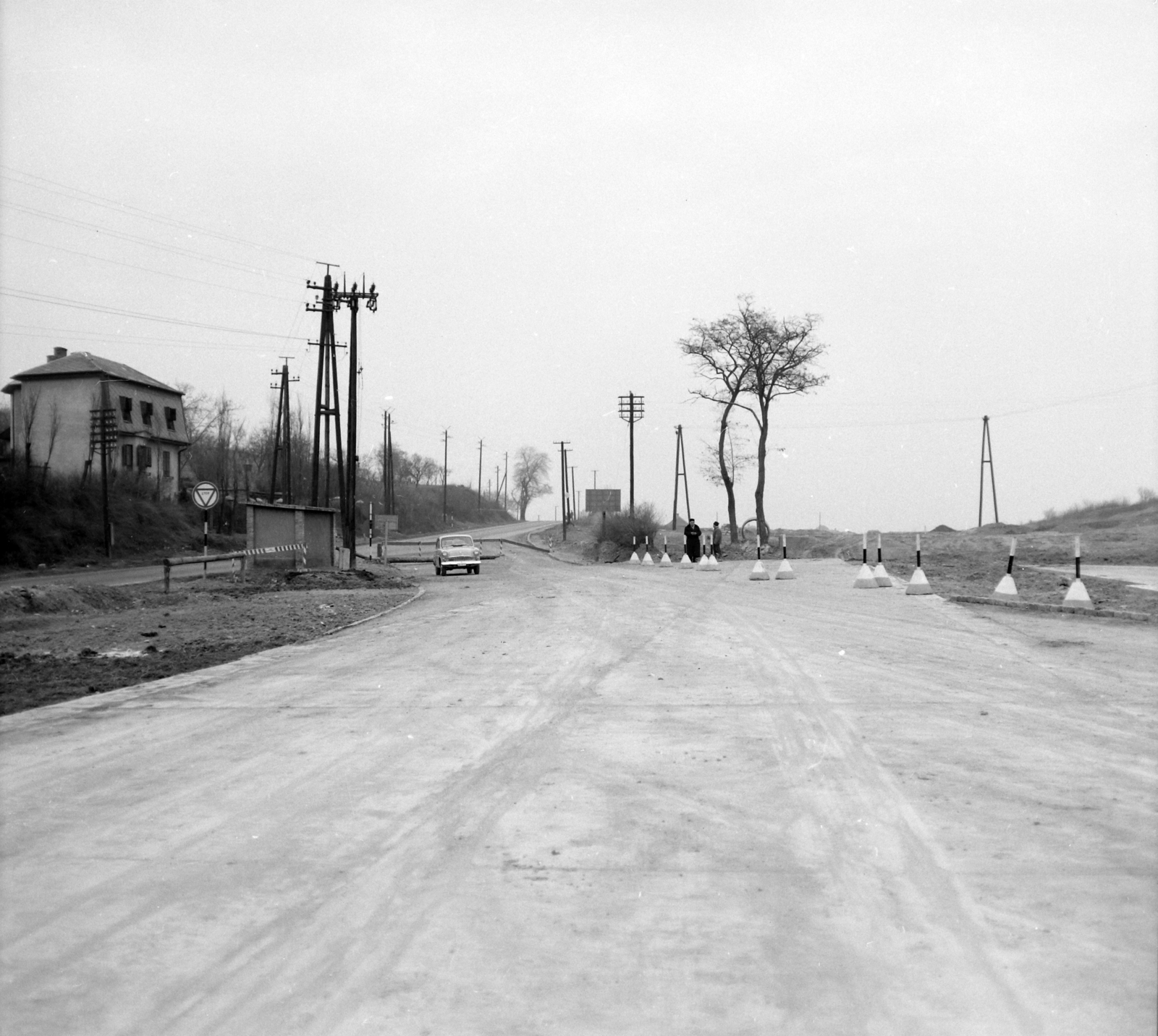 Magyarország, Budapest XI., az épülő M1-M7 autópálya közös szakasza, a Kőérberki út irányából a város felé nézve. Balra a Budaörsi út., 1965, UVATERV, Moszkvics-márka, Budapest, Fortepan #97099