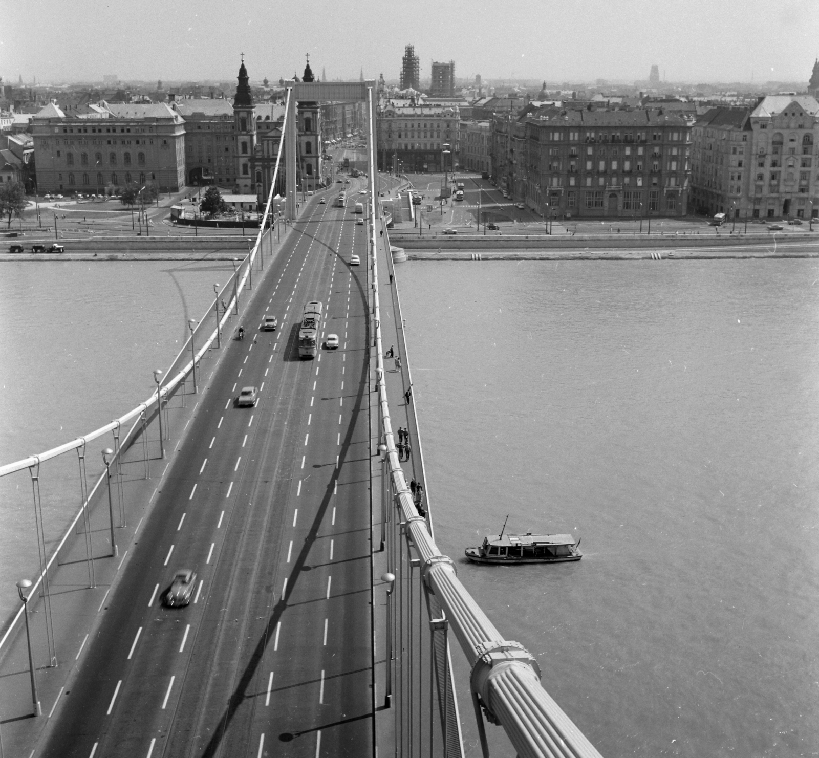 Hungary, Budapest V.,Budapest I., Erzsébet híd a budai kapuzatról a pesti hídfő felé nézve., 1965, UVATERV, ship, traffic, picture, Danube, Budapest, suspension bridge, Duna-bridge, Pál Sávoly-design, Fortepan #97114