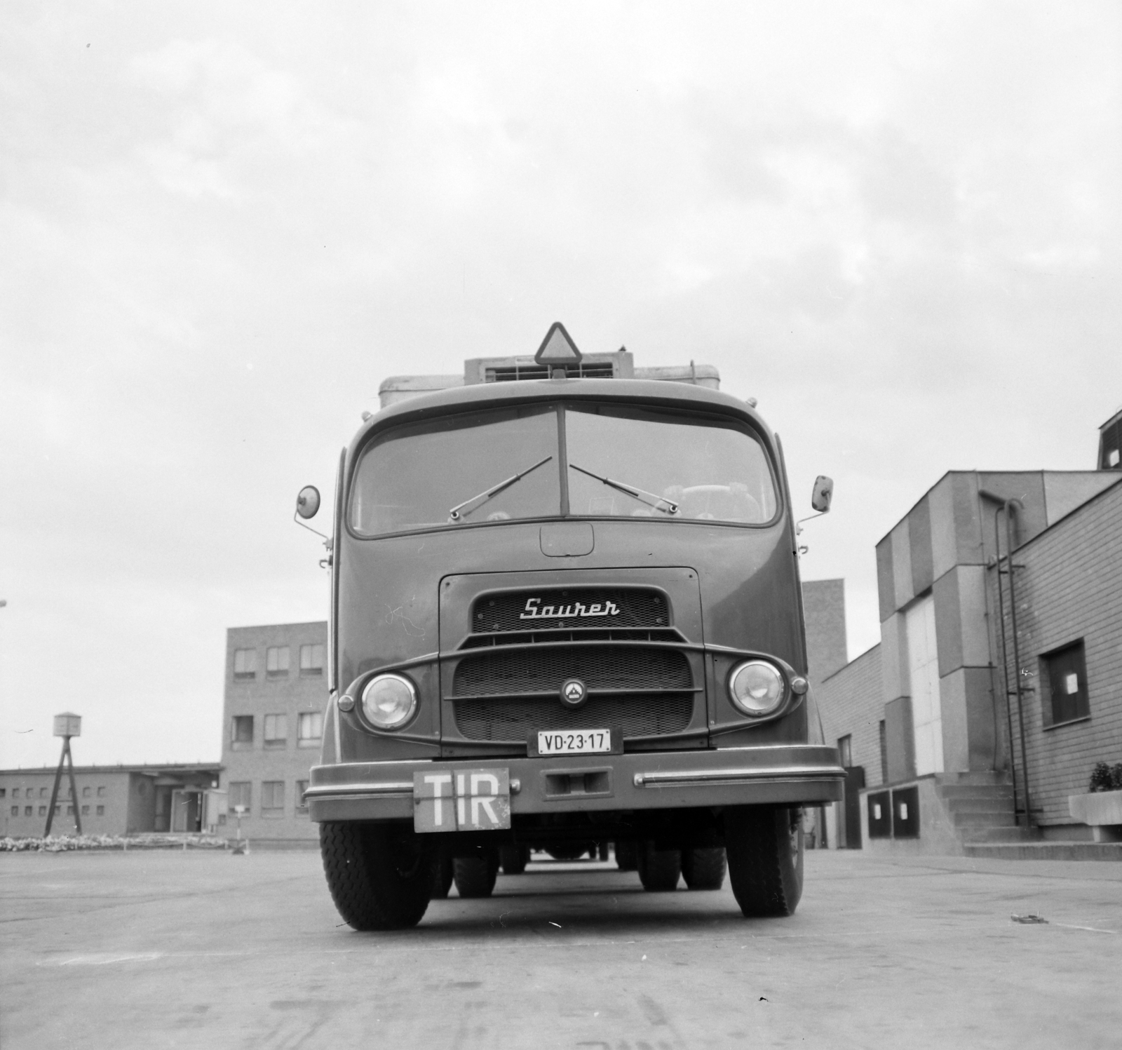 Hungary, Budapest XI., a 20 sz. AKÖV telephelye a Than Károly utca - Andor utca - Pajkos utca határolta területen., 1965, UVATERV, number plate, Saurer brand, Budapest, Fortepan #97123