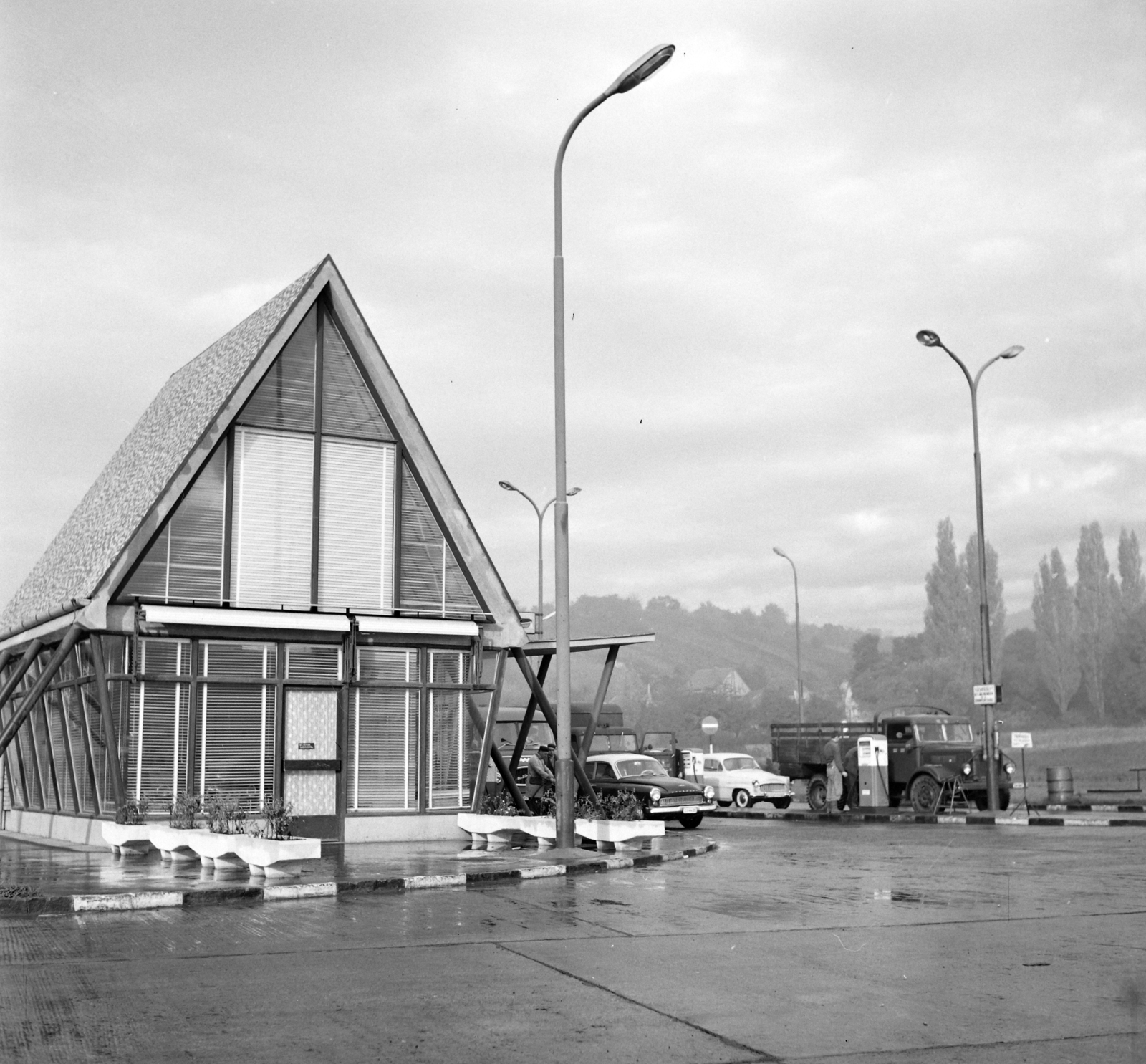 Hungary, Tata-Tóváros, Felsőgallai út, benzinkút az 1-es főút mellett., 1965, UVATERV, commercial vehicle, Skoda-brand, Wartburg-brand, lamp post, gas station, planter, Fortepan #97130