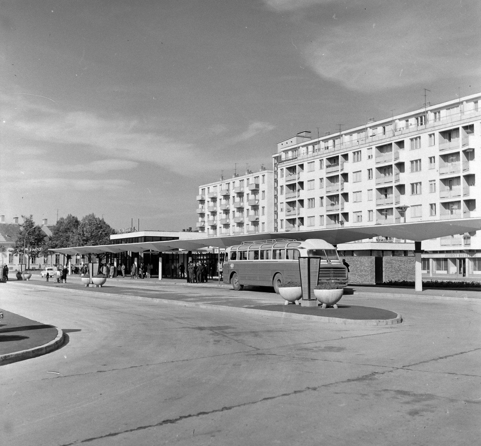 Hungary, Szombathely, Ady Endre tér, autóbusz-pályaudvar., 1965, UVATERV, Volán organisation, bus stop, Fortepan #97151