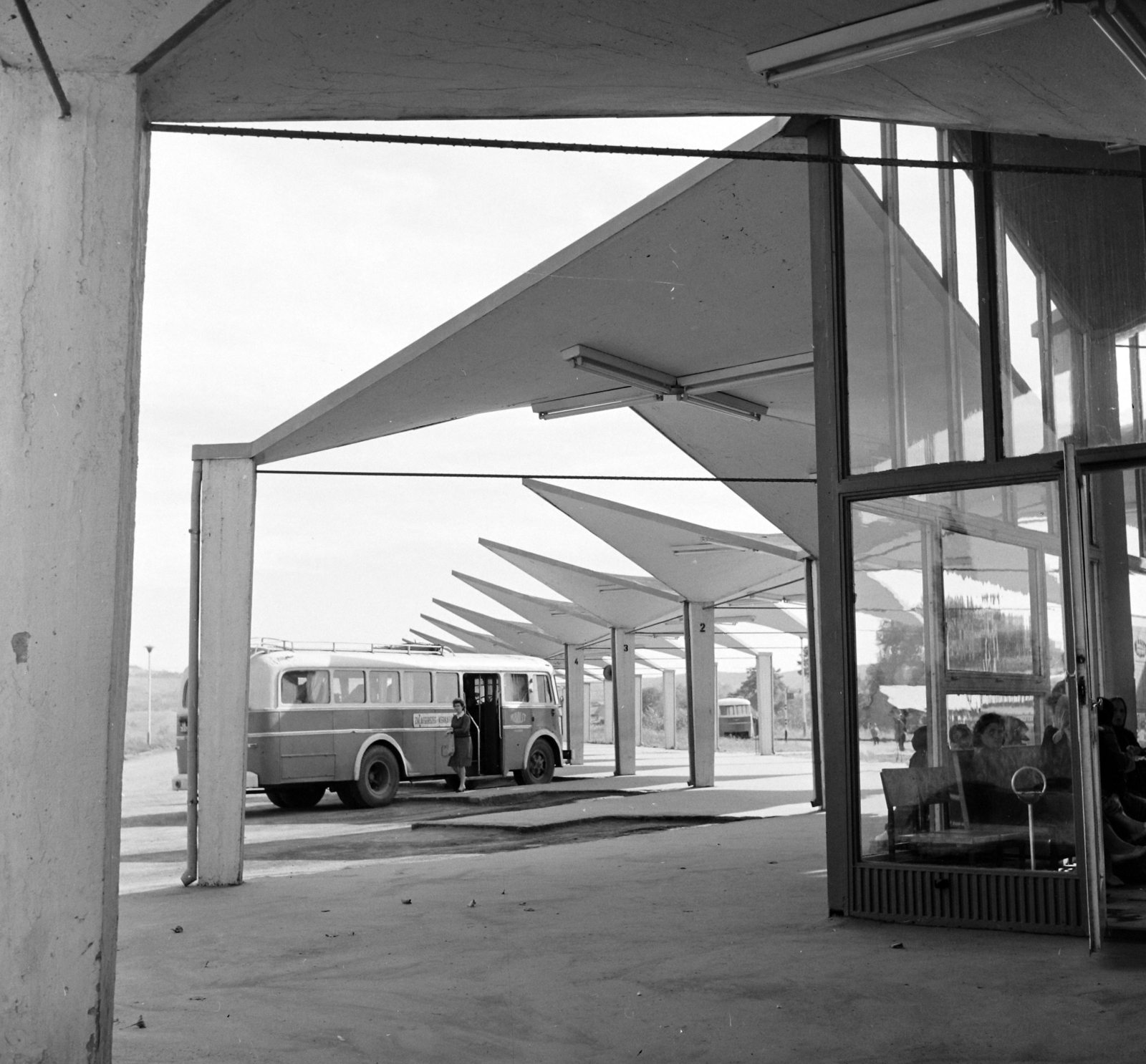 Hungary, Zalaegerszeg, Balatoni út, autóbusz-állomás., 1965, UVATERV, bus stop, Hyperbolic paraboloid shells , wall tie, Fortepan #97156