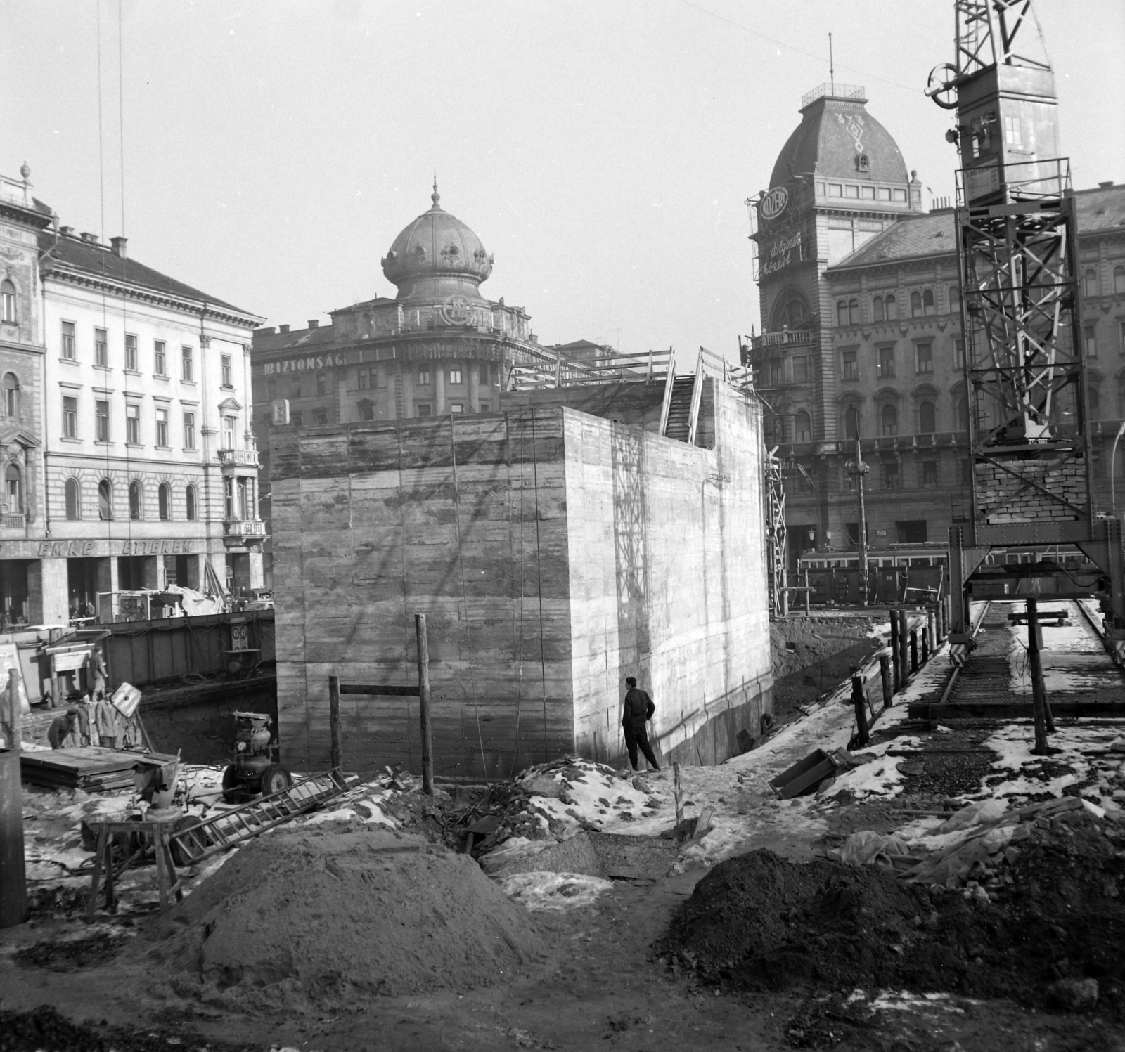 Hungary, Budapest VIII., Blaha Lujza tér, metróépítés., 1965, UVATERV, subway construction, Budapest, crane, rf-concrete, Fortepan #97163