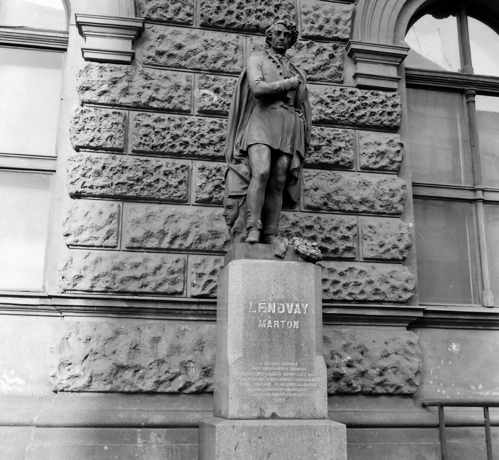 Magyarország, Budapest VIII., Blaha Lujza tér, Lendvay Márton szobra (Dunaiszky László, 1860.) a Nemzeti Színház mellett., 1964, UVATERV, színháztörténet, szobor, Budapest, Lendvay Márton-ábrázolás, Fortepan #97197