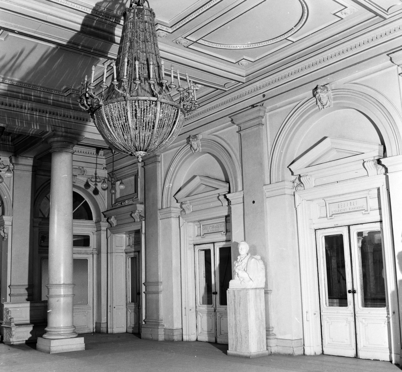 Hungary, Budapest VIII., Blaha Lujza tér, Nemzeti Színház, földszinti előcsarnok., 1964, UVATERV, sculpture, interior, chandelier, Budapest, Fortepan #97199