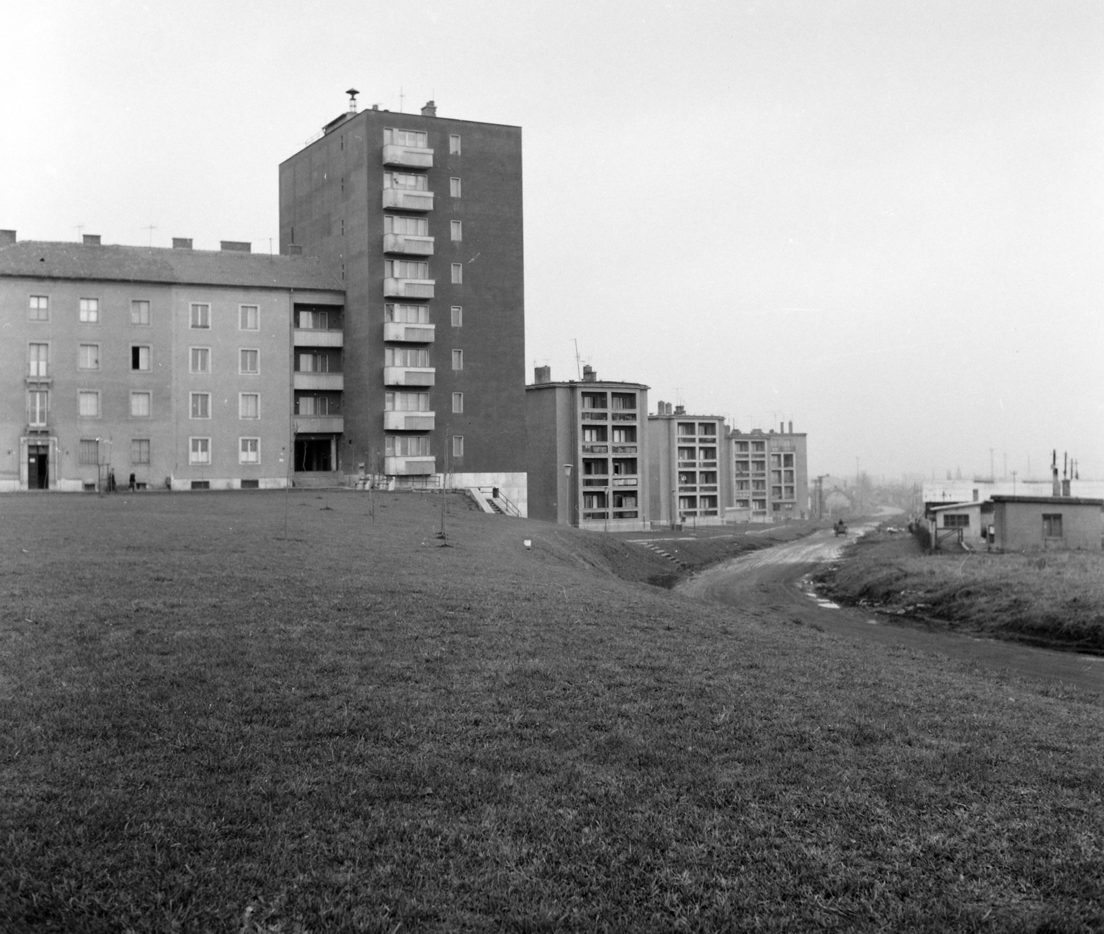 Magyarország, Miskolc, Soltész Nagy Kálmán (Kun Béla) utca és a Petneházy bérházak a tapolcai elágazás felől nézve., 1967, UVATERV, Fortepan #97255