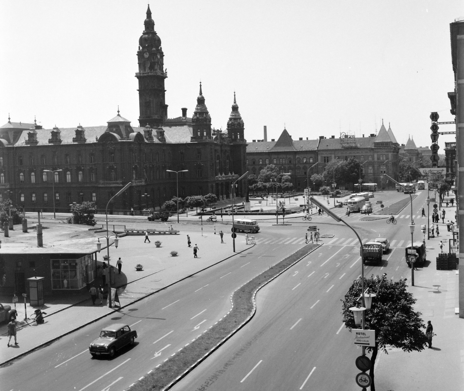 Magyarország, Győr, Szent István (Tanácsköztársaság) út - Baross Gábor (Lenin) út kereszteződés és a Városháza a Czuczor Gergely utcától nézve., 1967, UVATERV, középület, neobarokk stílus, Hübner Jenő-terv, gyalogátkelő, Fortepan #97284