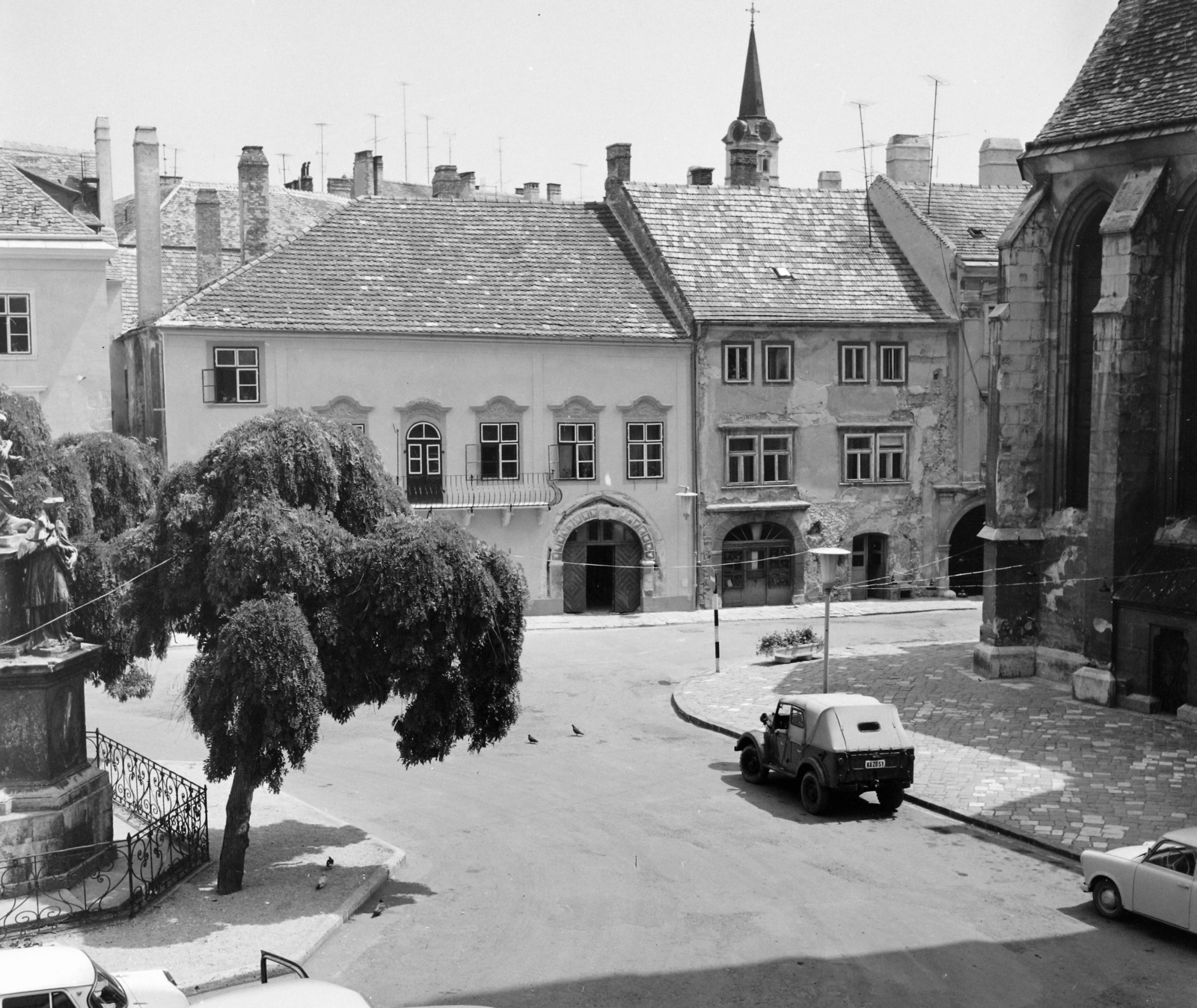 Hungary, Sopron, Fő (Beloiannisz) tér, balra a Szentháromság-szobor, jobbra a bencés templom (Kecske templom) mögött a Kolostor utca., 1967, UVATERV, Fortepan #97296