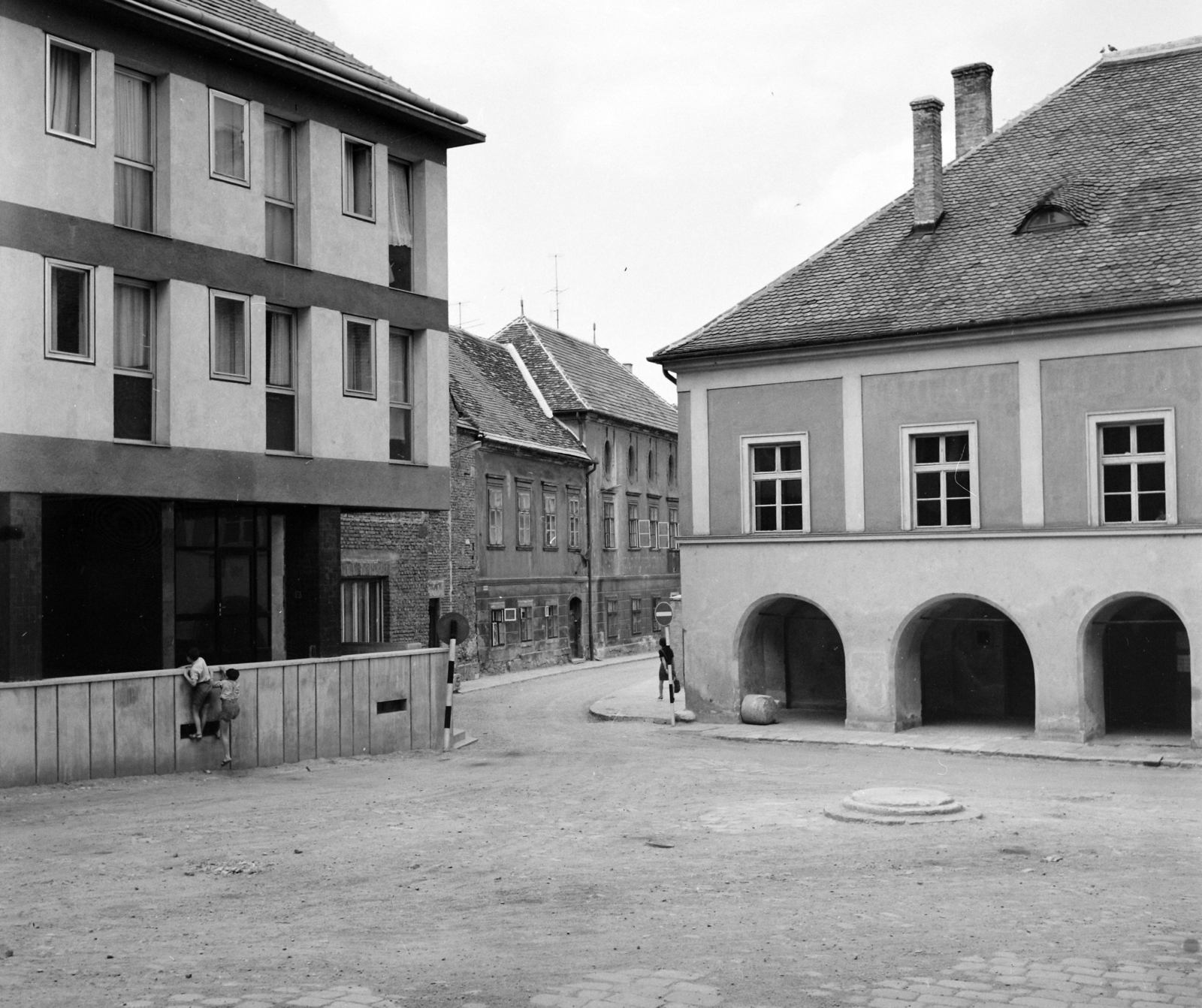 Magyarország, Sopron, Orsolya tér, szemben az Új utca, jobbra a Lábasház., 1967, UVATERV, Fortepan #97299