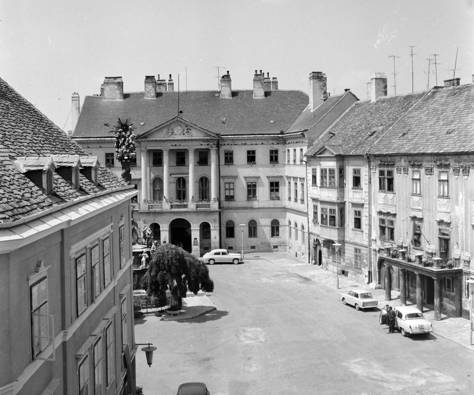 Hungary, Sopron, Fő (Beloiannisz) tér, szemben a Vármegyeháza (később Járási Hivatal), előtte a Szentháromság-szobor. Jobbra a Lackner-ház és a Fabricius-ház., 1967, UVATERV, Fortepan #97306