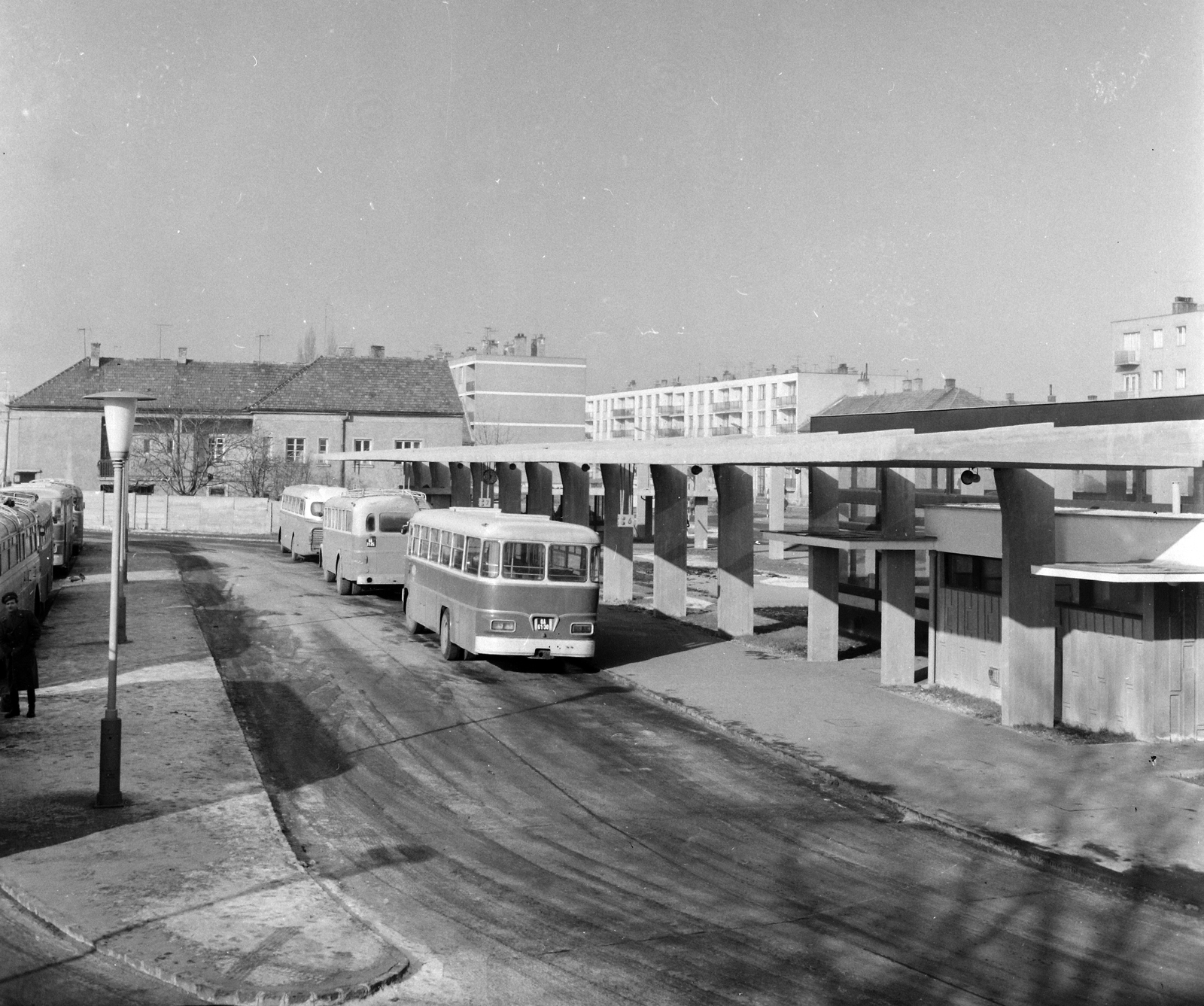 Hungary, Sopron, Lackner Kristóf utca, autóbusz-állomás., 1967, UVATERV, Ikarus 620, bus stop, Fortepan #97313