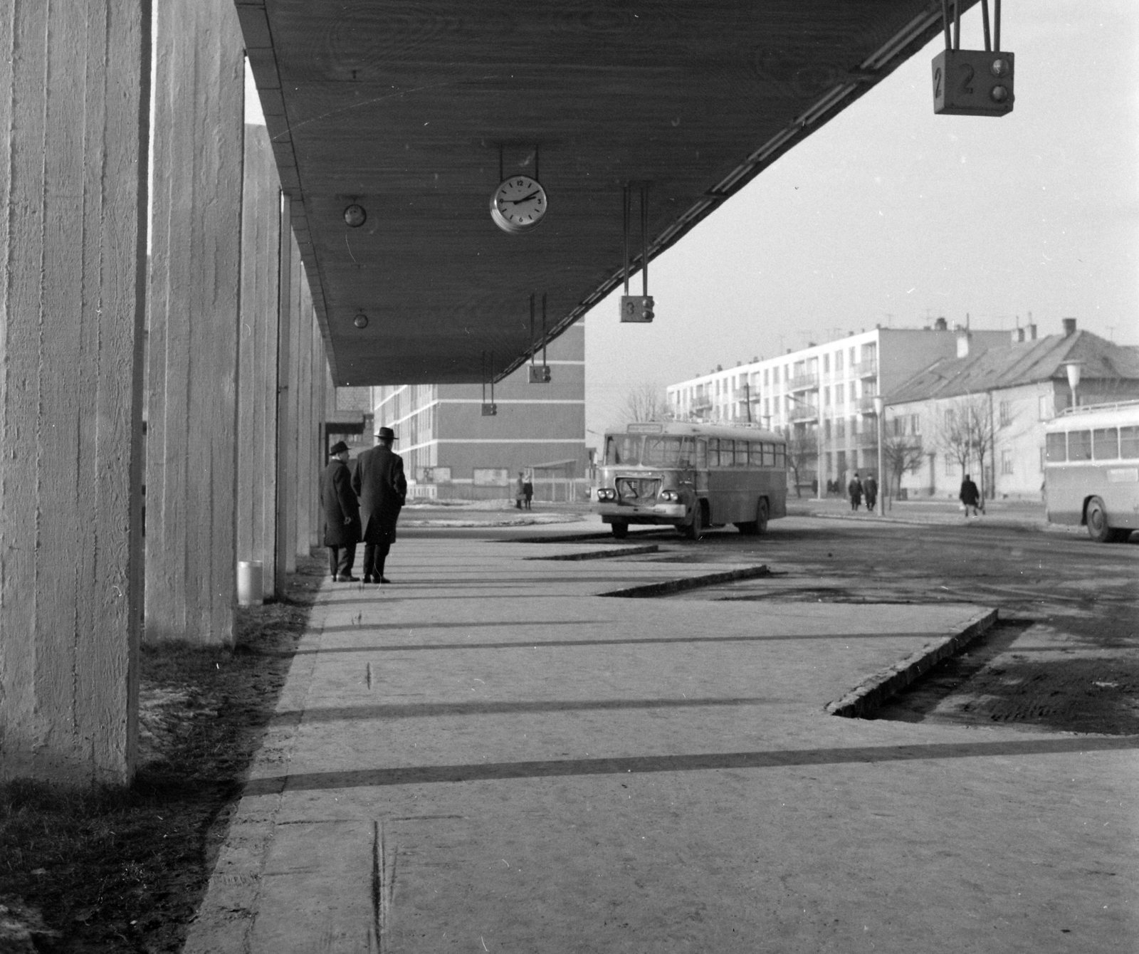 Hungary, Sopron, Lackner Kristóf utca, autóbusz-állomás., 1967, UVATERV, Ikarus 620, bus stop, Fortepan #97314