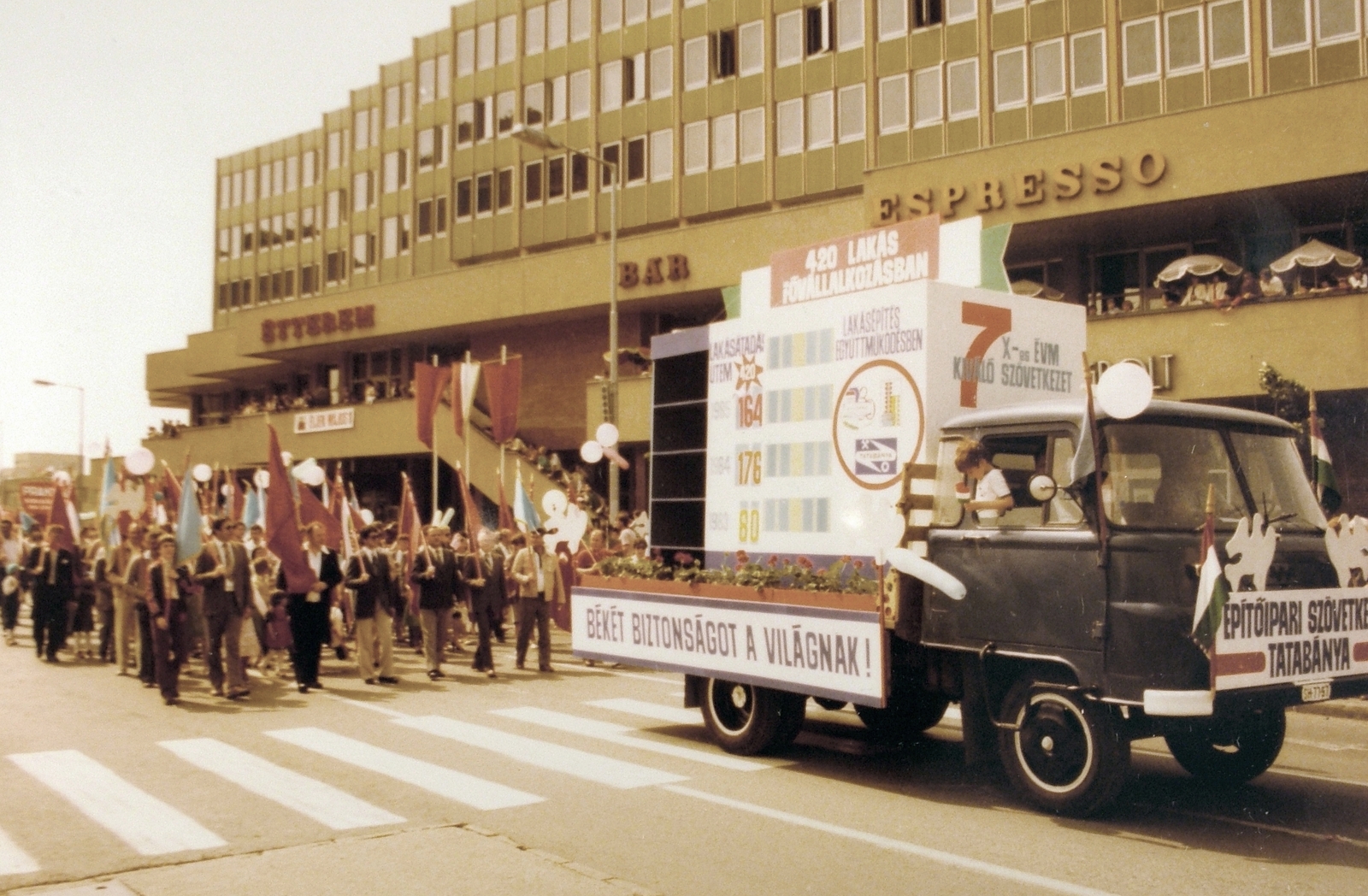 Hungary, Tata-Tóváros, felvonulók a Hotel Árpád előtt., 1986, Fortepan, colorful, IFA-brand, march, 1st of May parade, number plate, ad truck, crosswalk, Fortepan #9735
