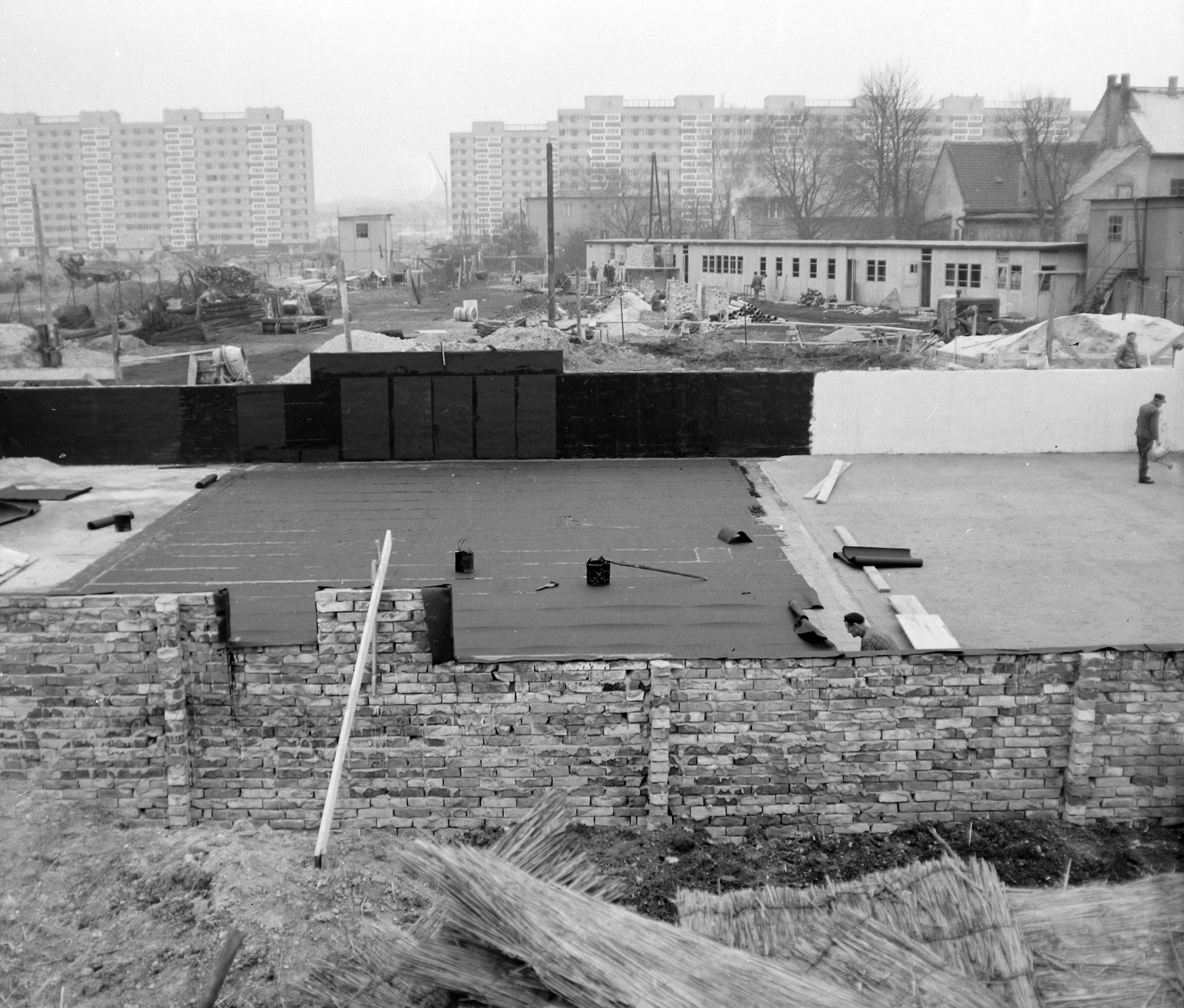 Hungary, Budapest XI., Kocsis utca 26., a Földalatti Vasút Vállalat munkásszállójának építkezése. Háttérben a Tétényi út épületei., 1968, UVATERV, Budapest, Fortepan #97369
