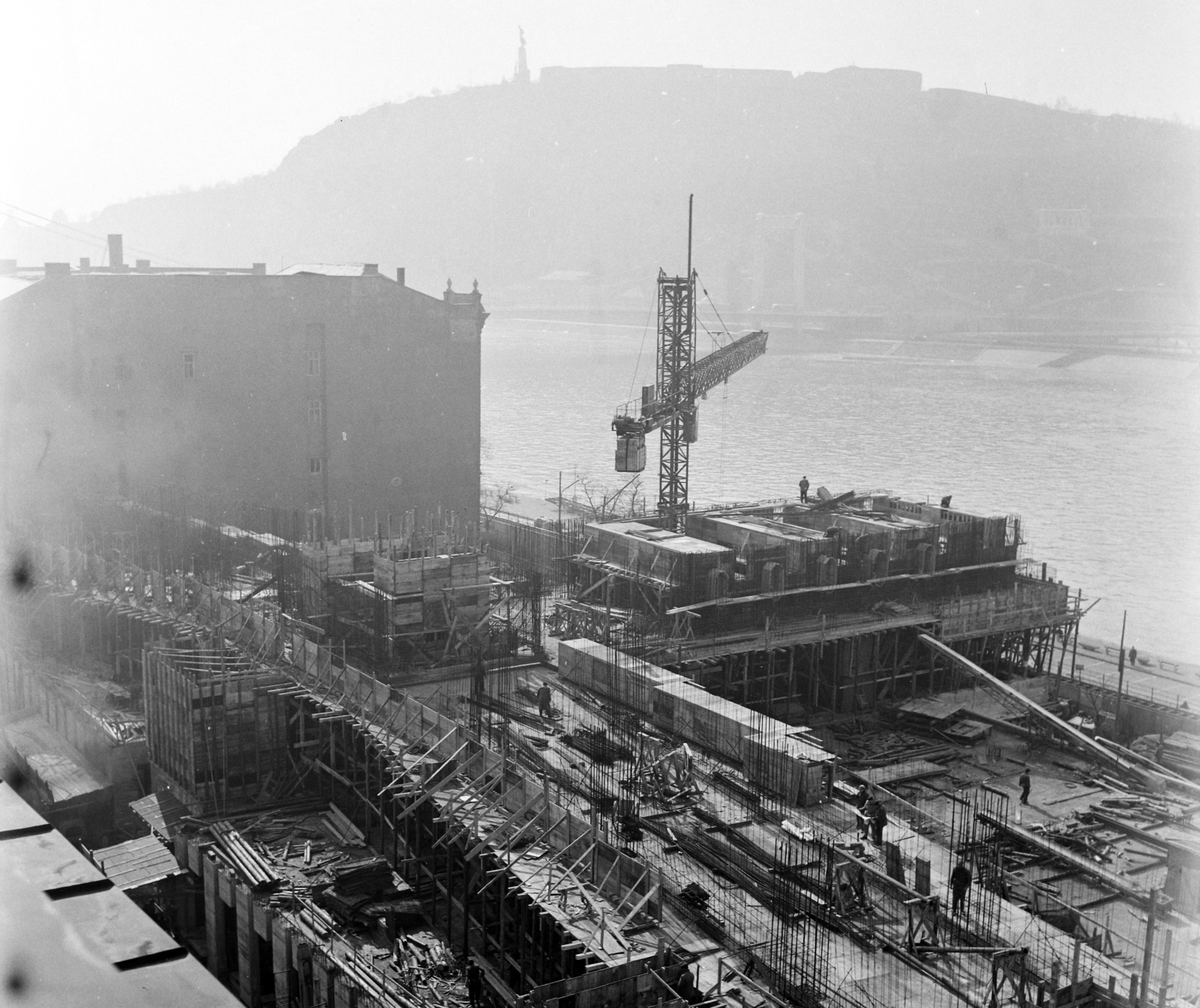 Hungary, Budapest V., az épülő Hotel Duna Intercontinental, mellette a Duna Szálló. Háttérben a Duna és a Gellért-hegy., 1968, UVATERV, construction, Danube, Budapest, Fortepan #97399