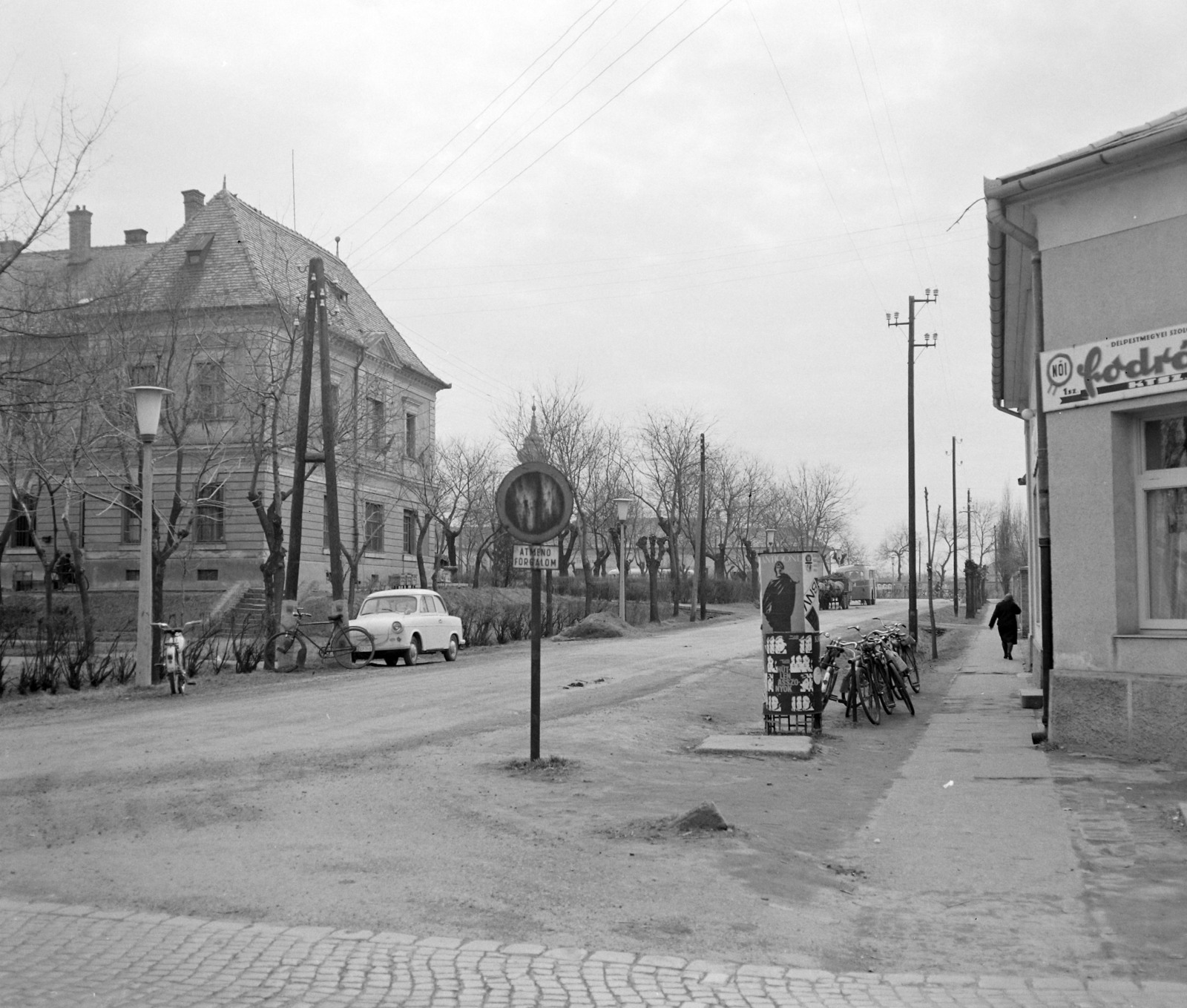 Hungary, Abony, Kossuth Lajos tér., 1968, UVATERV, bicycle, Trabant-brand, road signs, street view, hairdresser, public building, automobile, Fortepan #97434