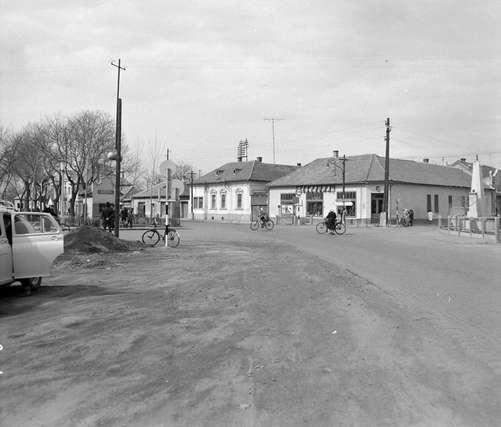 Hungary, Abony, Kossuth Lajos tér., 1968, UVATERV, bicycle, road signs, street view, Fortepan #97435