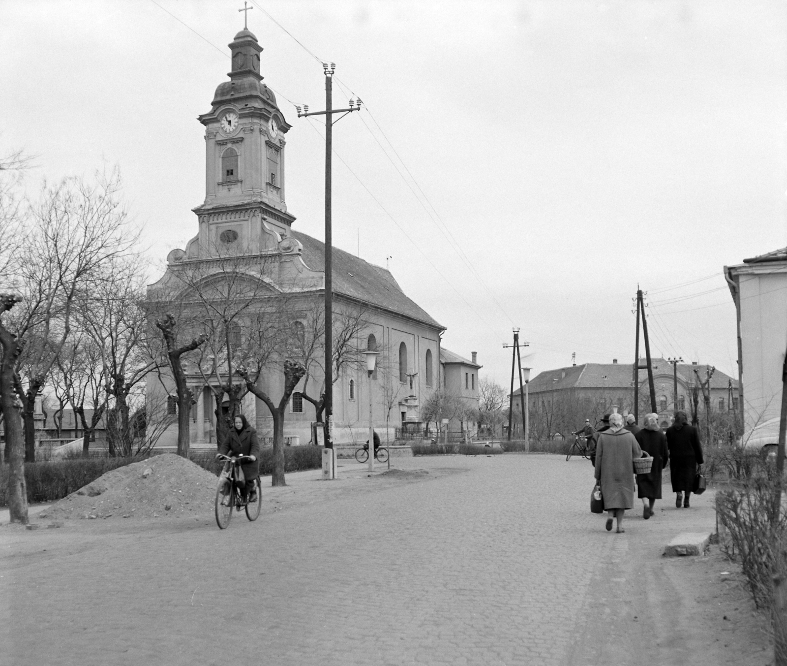 Hungary, Abony, Kossuth Lajos tér, Szent István király templom., 1968, UVATERV, bicycle, church, street view, Fortepan #97441