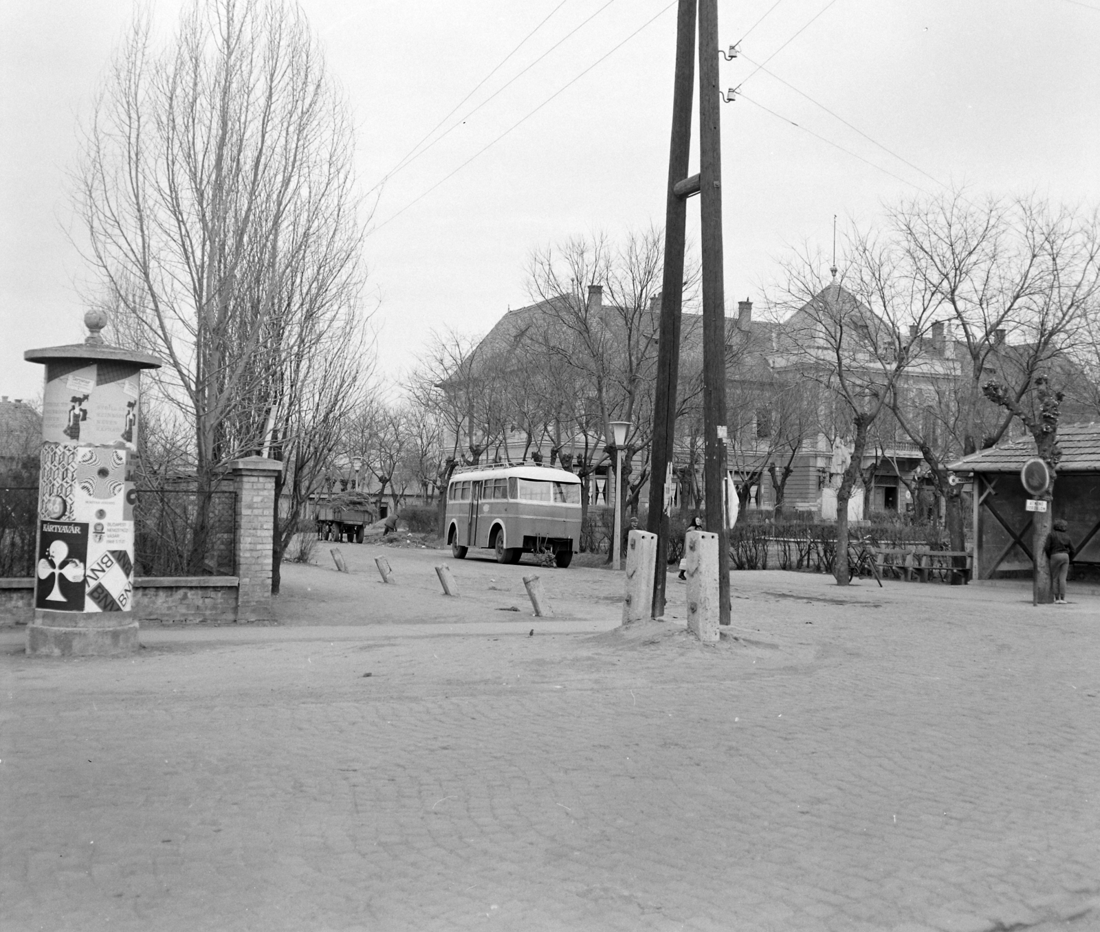 Magyarország, Abony, Kossuth Lajos tér., 1968, UVATERV, autóbusz, utcakép, hirdetőoszlop, buszmegálló, középület, ÁMG 406, Fortepan #97443