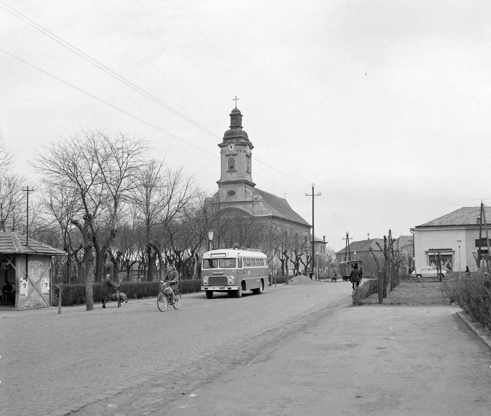 Hungary, Abony, Kossuth Lajos tér, Szent István király templom., 1968, UVATERV, bicycle, church, bus, Hungarian brand, street view, Ikarus-brand, number plate, Fortepan #97444