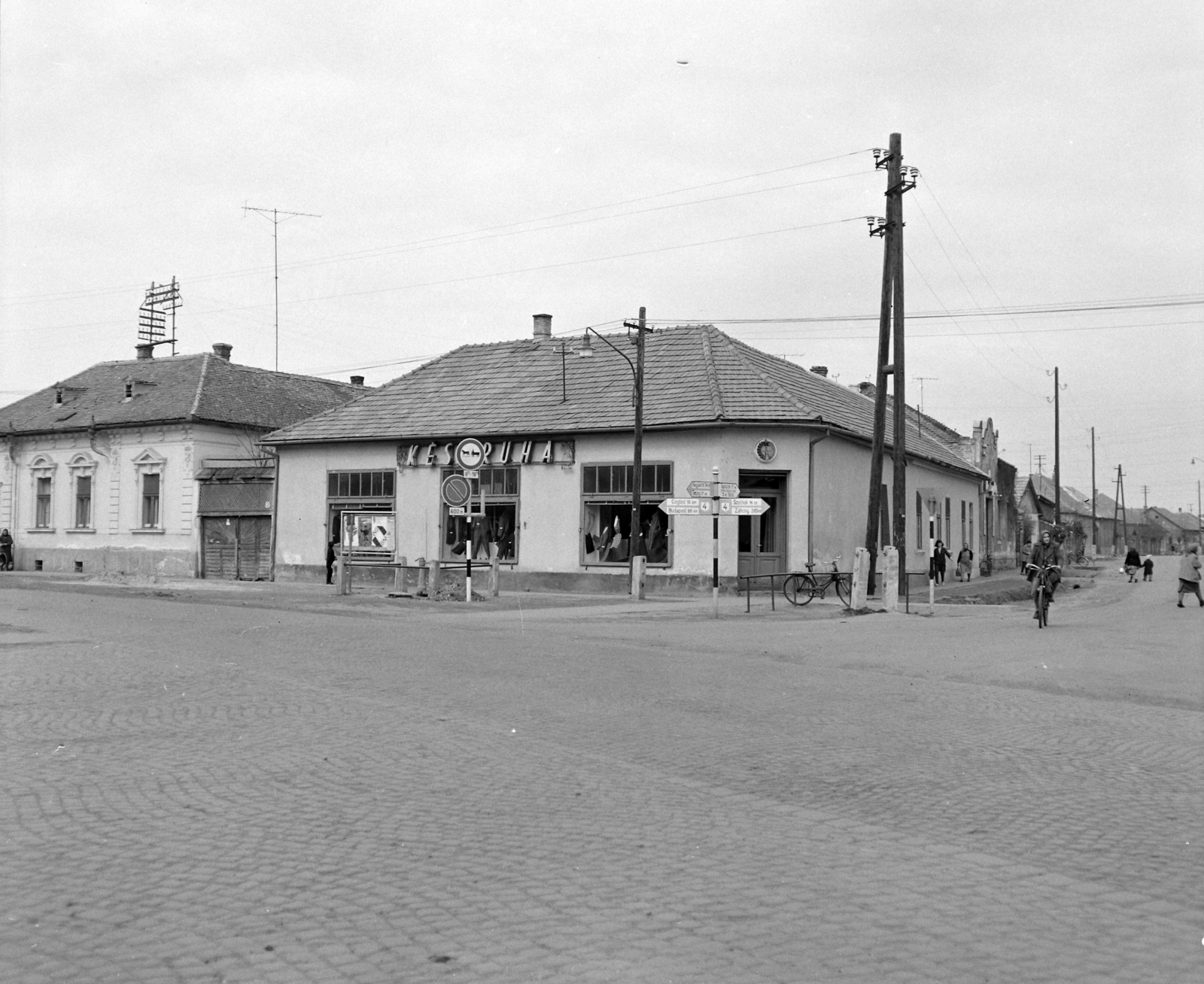 Hungary, Abony, Kossuth Lajos tér., 1968, UVATERV, road signs, street view, clothing store, bicycle, Fortepan #97446