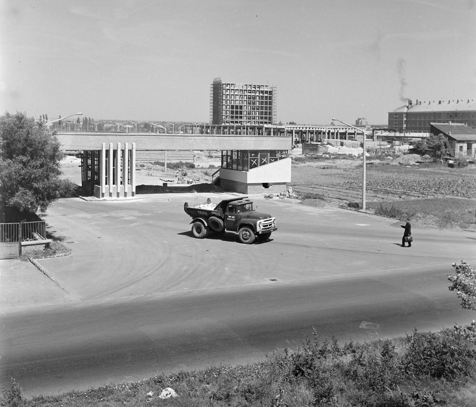 Hungary, Budapest XIV., Mexikói út 15-17., a Volán 1. sz. Vállalat telephelyének építkezése., 1968, UVATERV, commercial vehicle, ZIL-brand, TEFU-organisation, Budapest, Fortepan #97456