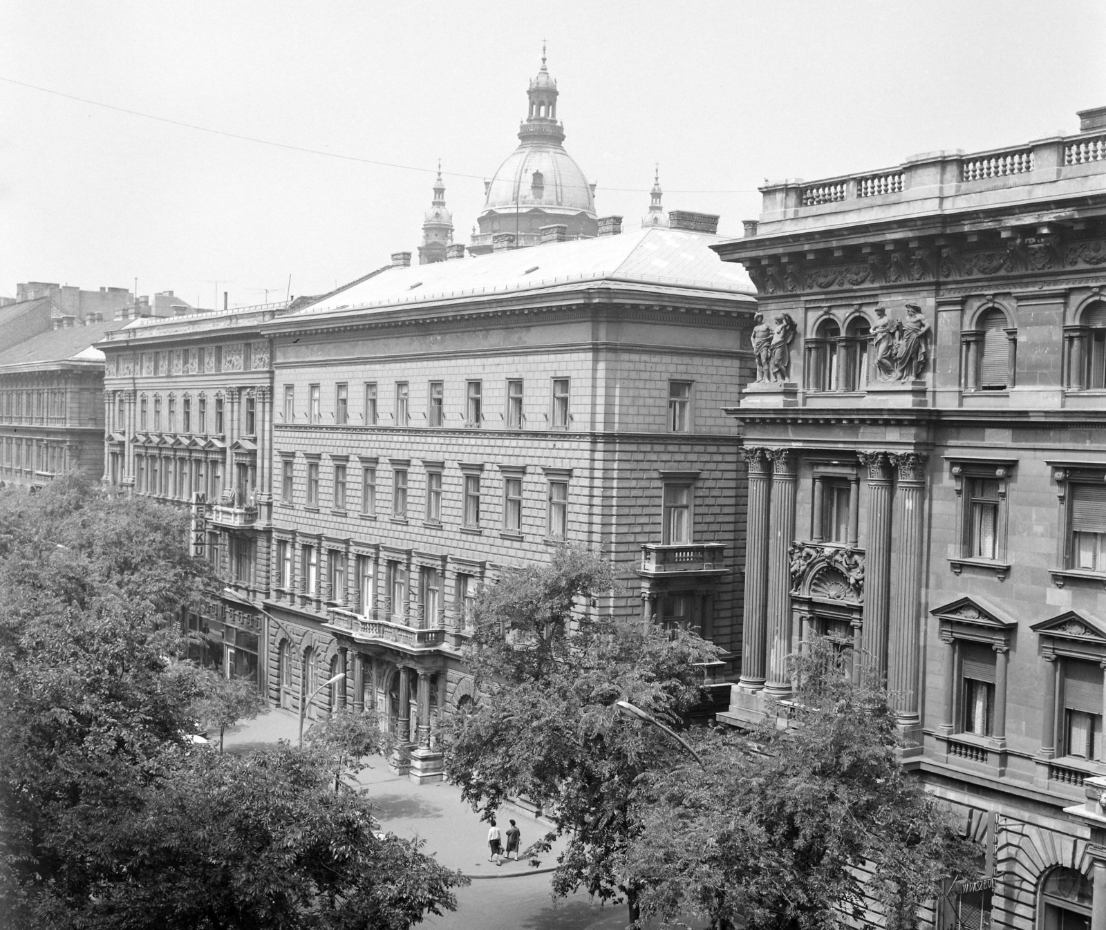 Hungary, Budapest VI., Andrássy út (Népköztársaság útja), jobbra a Dobó utca torkolata, háttérben a Bazilika., 1968, UVATERV, Budapest, Fortepan #97460