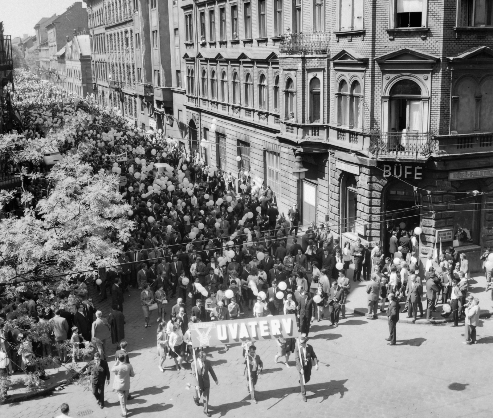 Hungary, Budapest VII., Dembinszky utca a Rottenbiller utca felé nézve, előtérben a Nefelejcs utcai kereszteződés. Május 1-i felvonulók., 1968, UVATERV, Budapest, march, UVATERV Co, Fortepan #97493