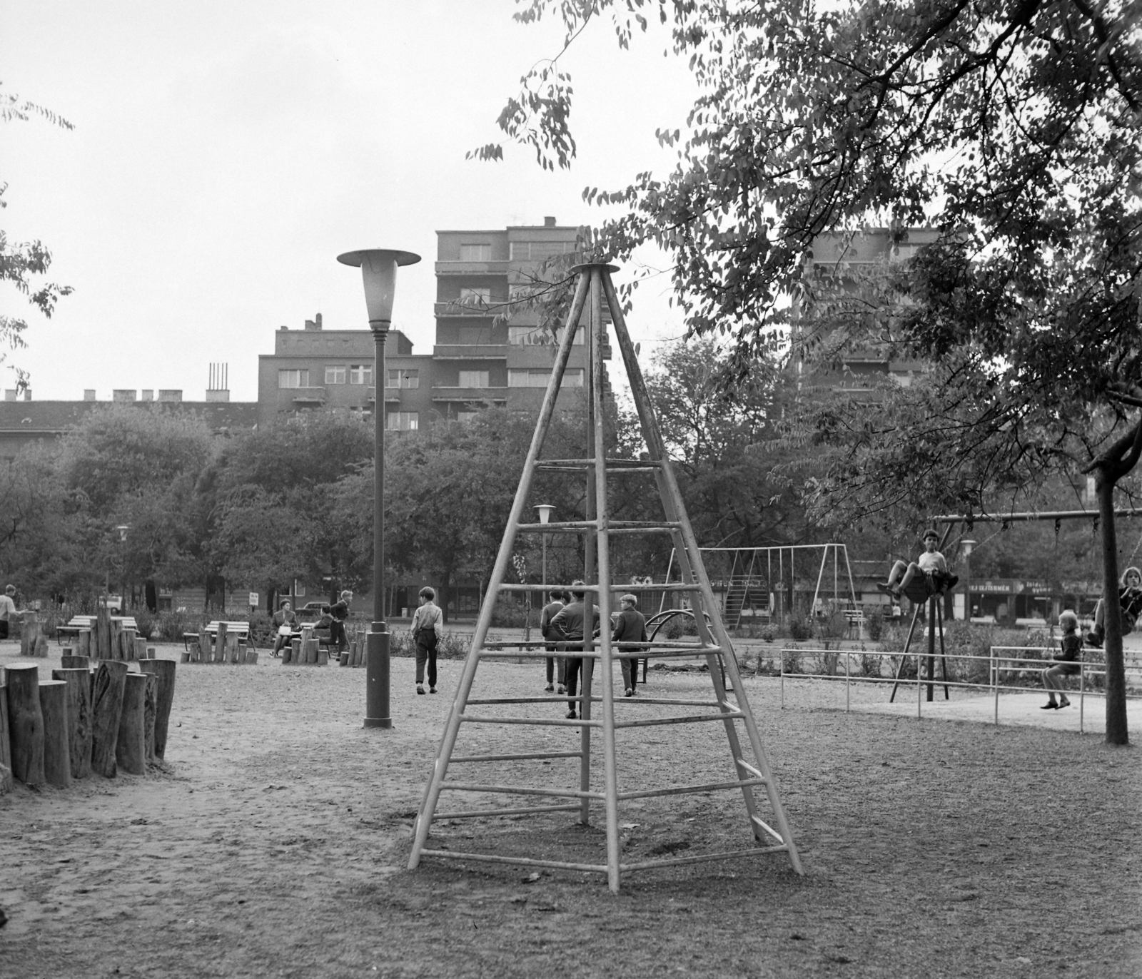 Hungary, Budapest VIII., II. János Pál pápa (Köztársaság) tér, játszótér., 1968, UVATERV, playground, swing, monkey bar, kids, Budapest, Fortepan #97517