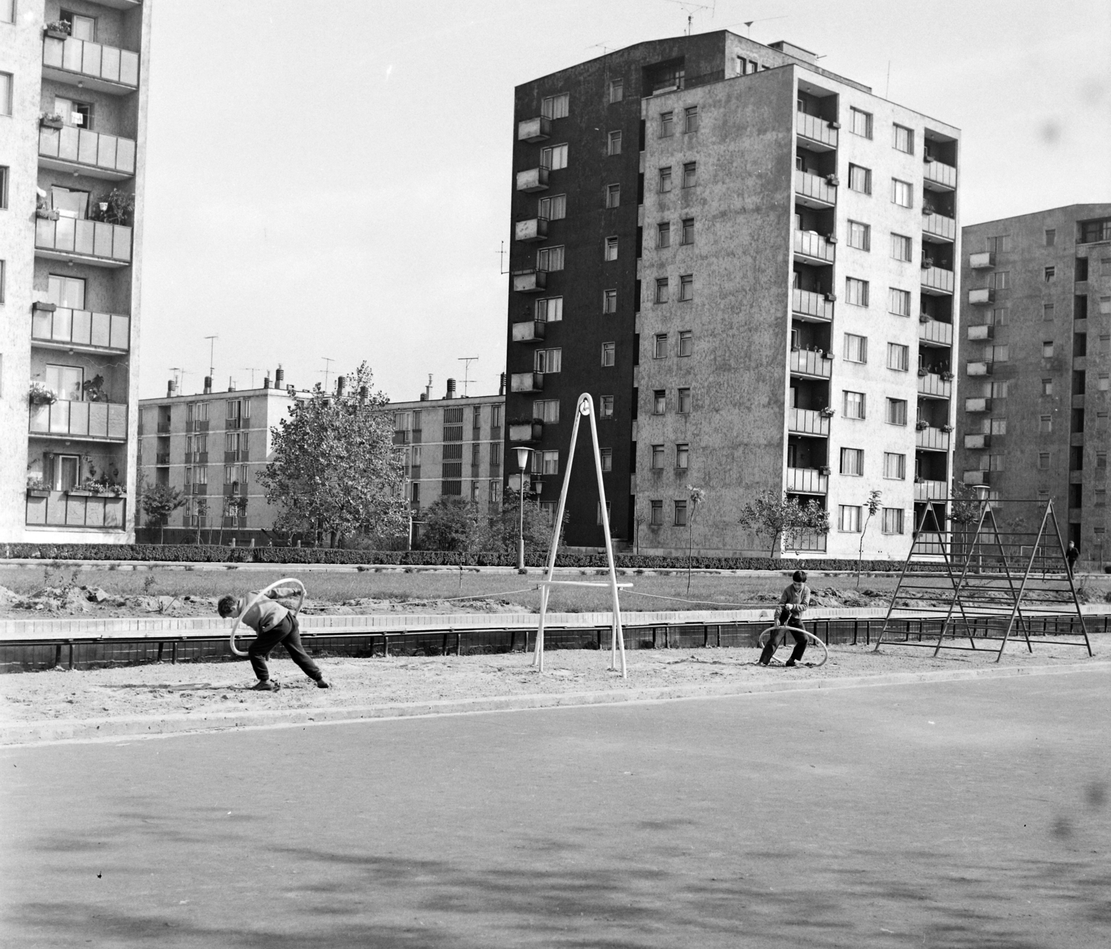 Hungary, Budapest IX., József Attila lakótelep, Nagyjátszó a Dési Huber utca és a Csengettyű utca között., 1968, UVATERV, playground, street furniture, chess, blocks, chess table, Budapest, Fortepan #97542