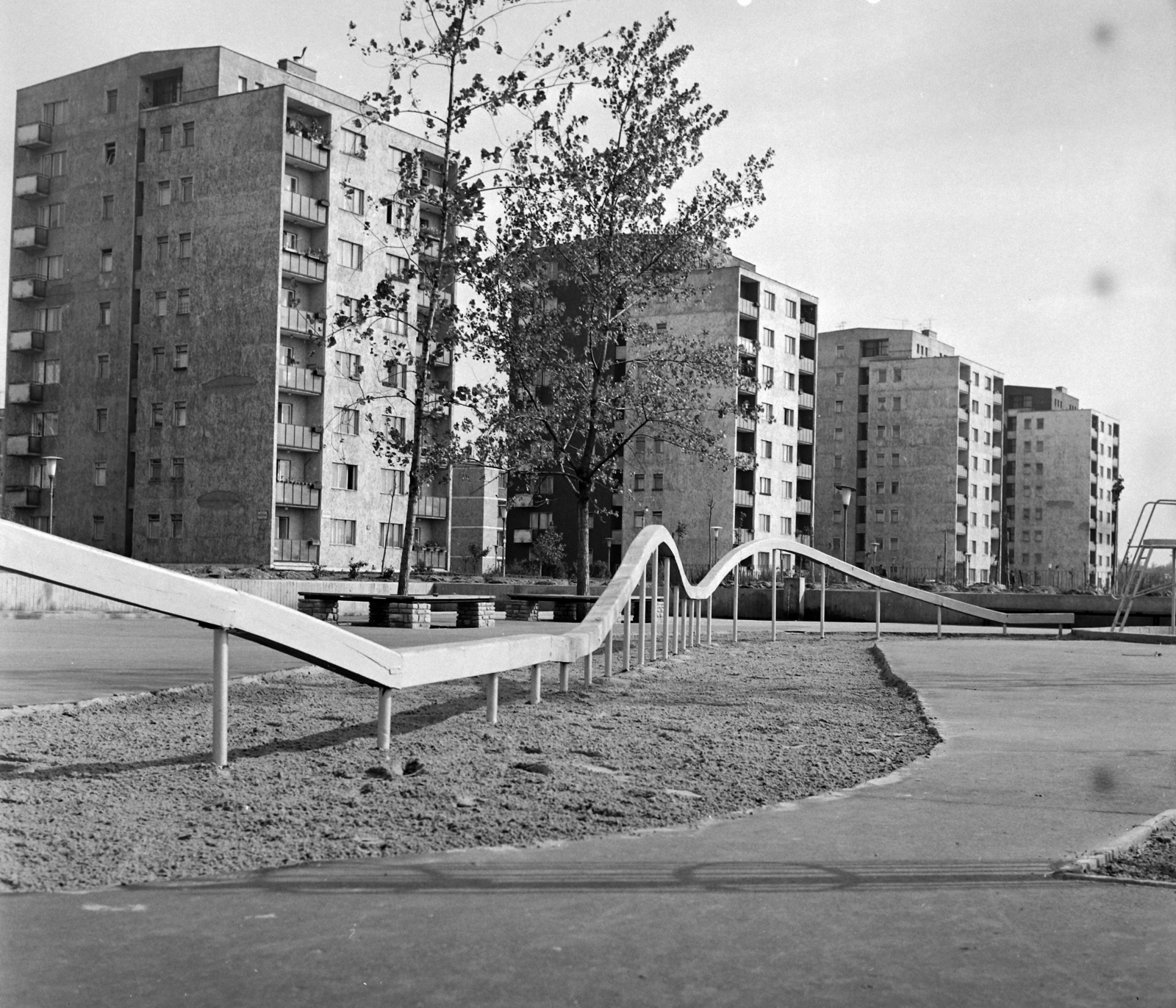 Hungary, Budapest IX., József Attila lakótelep, Nagyjátszó a Dési Huber utca és a Csengettyű utca között., 1968, UVATERV, playground, street furniture, blocks, Budapest, Fortepan #97546