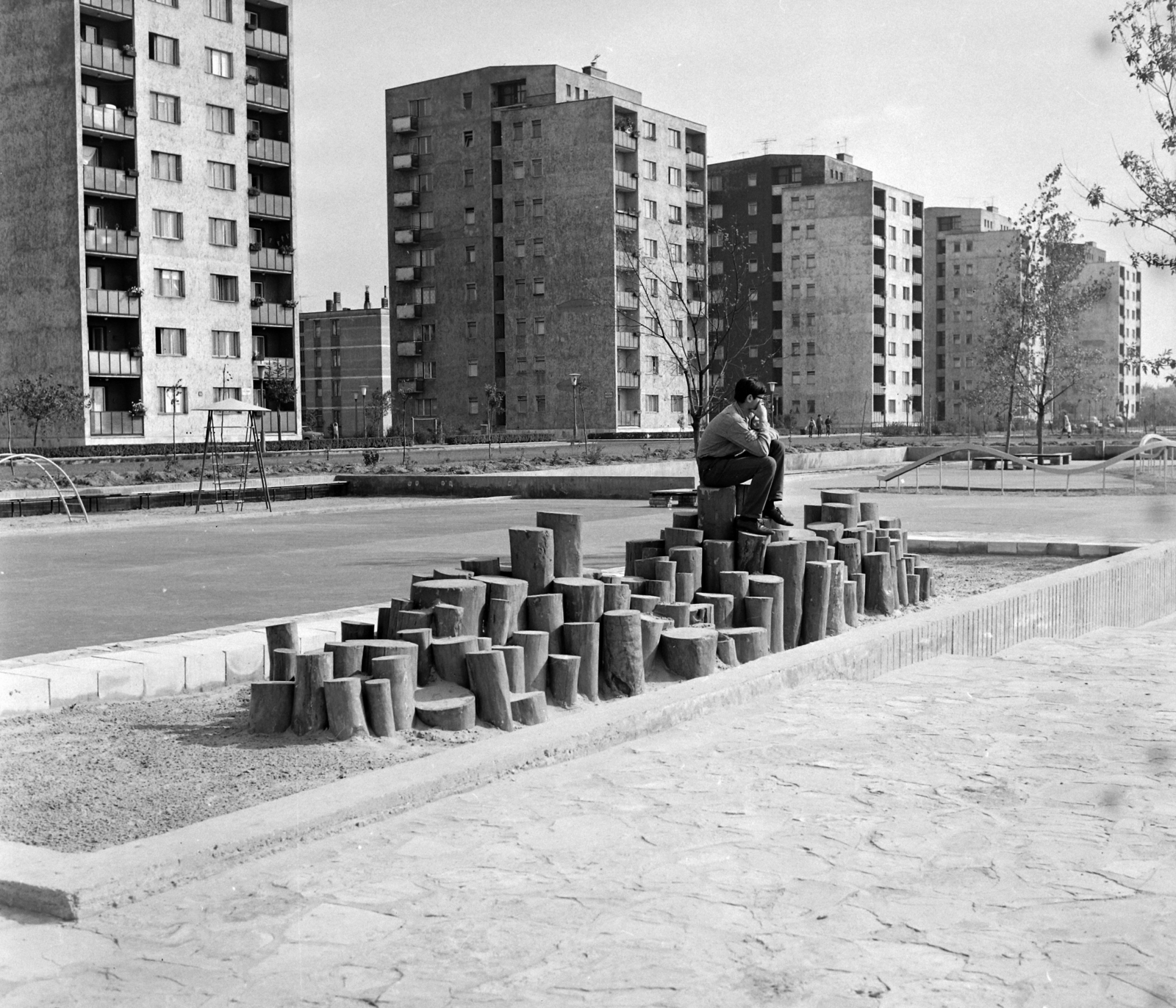Hungary, Budapest IX., József Attila lakótelep, Nagyjátszó a Dési Huber utca és a Csengettyű utca között., 1968, UVATERV, street furniture, blocks, toy, Budapest, log castle, Fortepan #97548