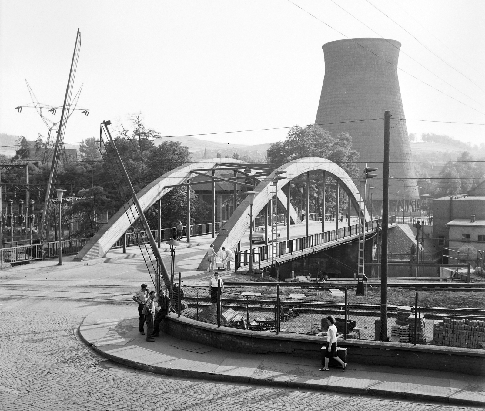 Hungary, Ózd, Akácos út a Gyár utcai vasúti felüljáró felé nézve., 1968, UVATERV, bridge, barrier, cooling tower, light-signalling device, railroad crossing, Fortepan #97564