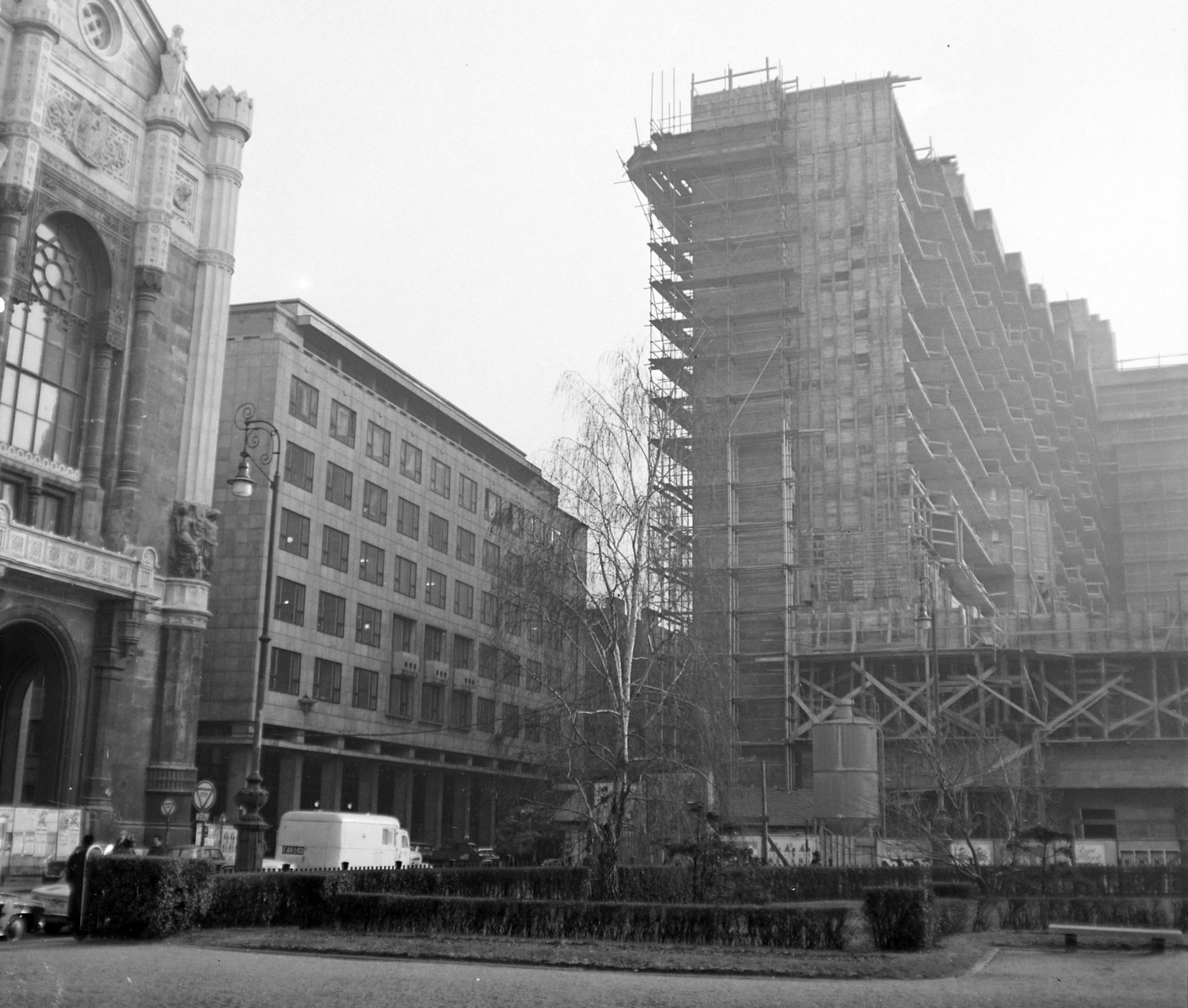 Hungary, Budapest V., Vígadó tér, szemben az épülő Hotel Duna Intercontinental., 1968, UVATERV, construction, hotel, Frigyes Feszl-design, damaged building, modern architecture, Jozsef Finta-design, Budapest, István Nyiri-design, events' center, Fortepan #97579
