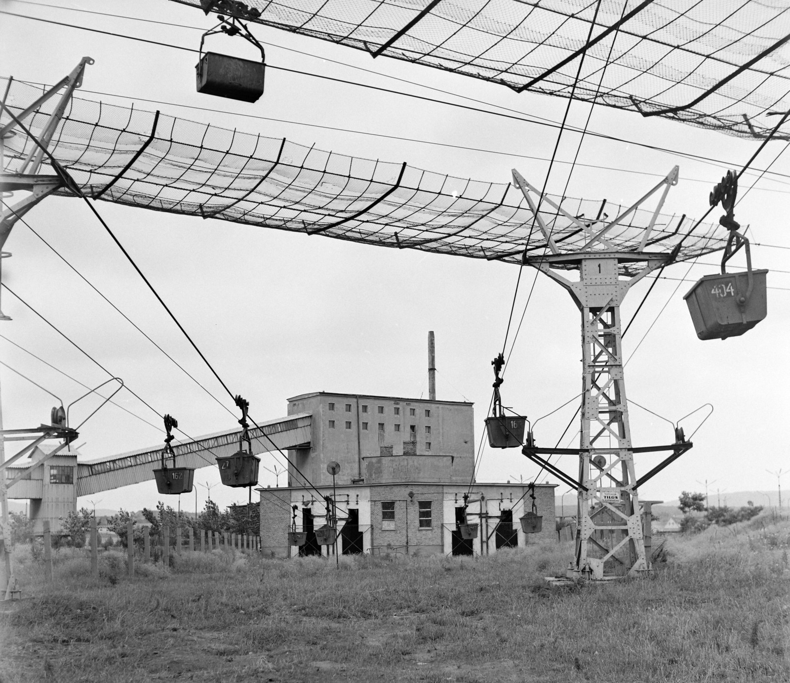 Hungary, Oroszlány, az Oroszlányi Hőerőmű Vállalat (később Vértesi Erőmű Zrt.) szénszállító drótkötélpályája., 1968, UVATERV, railway cart, ribbon bridge, Fortepan #97609