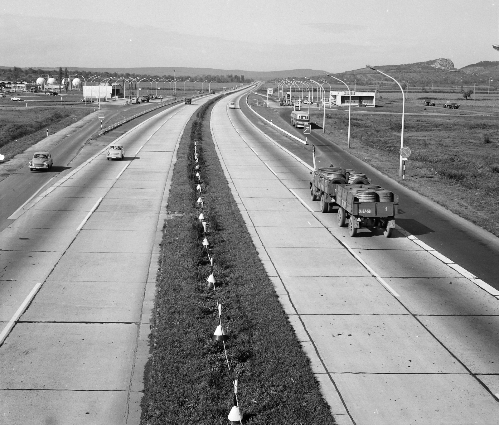 Hungary, Budaörs, az M1-M7-es autópálya közös szakasza a benzinkútnál a Károly király utcai felüljáróról nézve., 1968, UVATERV, commercial vehicle, gas station, automobile, highway, Fortepan #97623