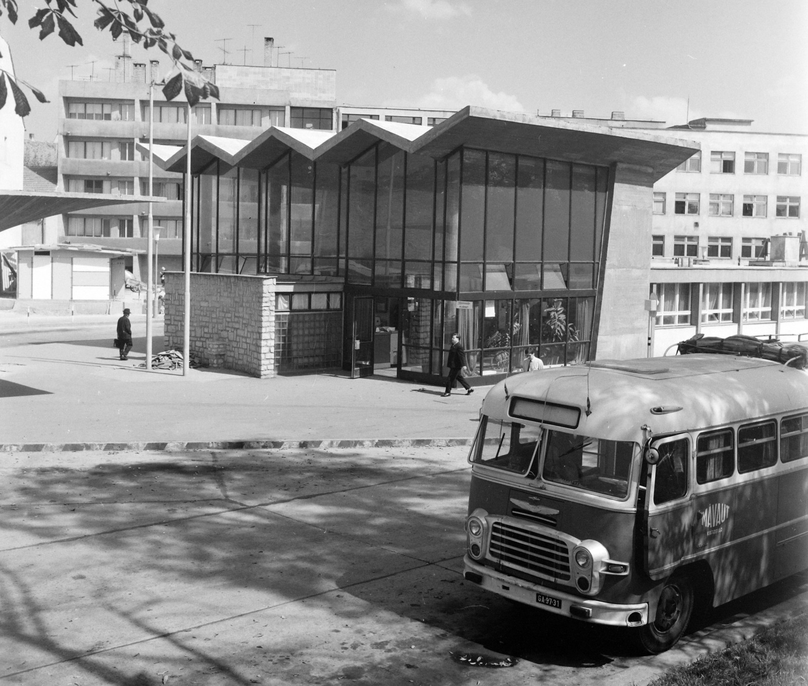 Hungary, Kaposvár, Újpiac tér, autóbusz-állomás., 1968, UVATERV, Ikarus-brand, MÁVAUT-organisation, bus stop, Fortepan #97625