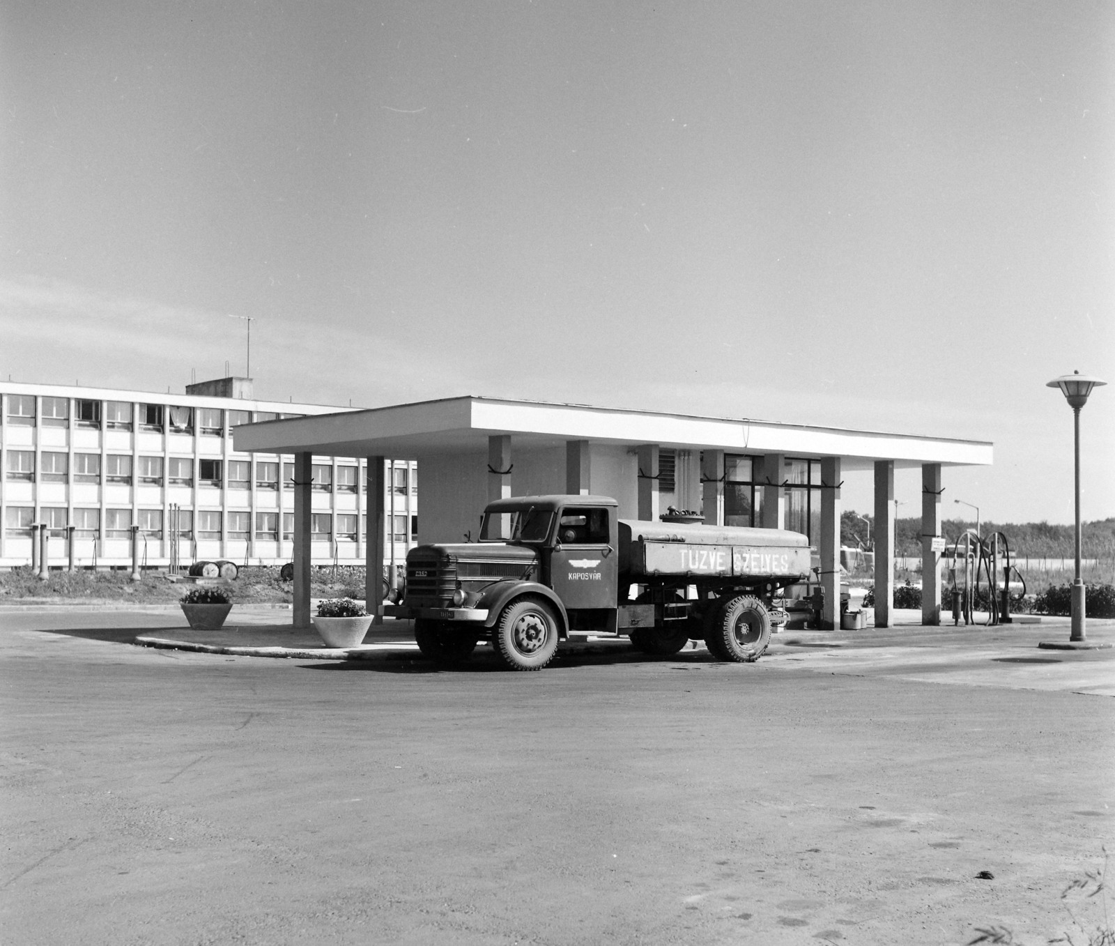 Magyarország, Kaposvár, Füredi út, a 13. sz. AKÖV (később Kapos Volán) központi telephelye és központja., 1968, UVATERV, teherautó, Csepel-márka, Csepel-márka, benzinkút, rendszám, Csepel D-352, Volán-szervezet, TEFU-szervezet, tűzveszélyes, Fortepan #97631