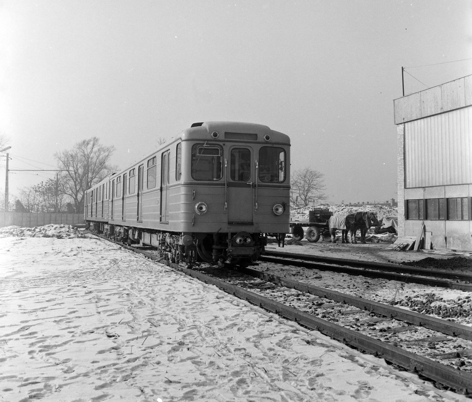 Magyarország, Budapest X., Fehér út, Metró Járműtelep, az első Magyarországra érkezett szovjet metrószerelvény., 1968, UVATERV, metró, Budapest, Fortepan #97646