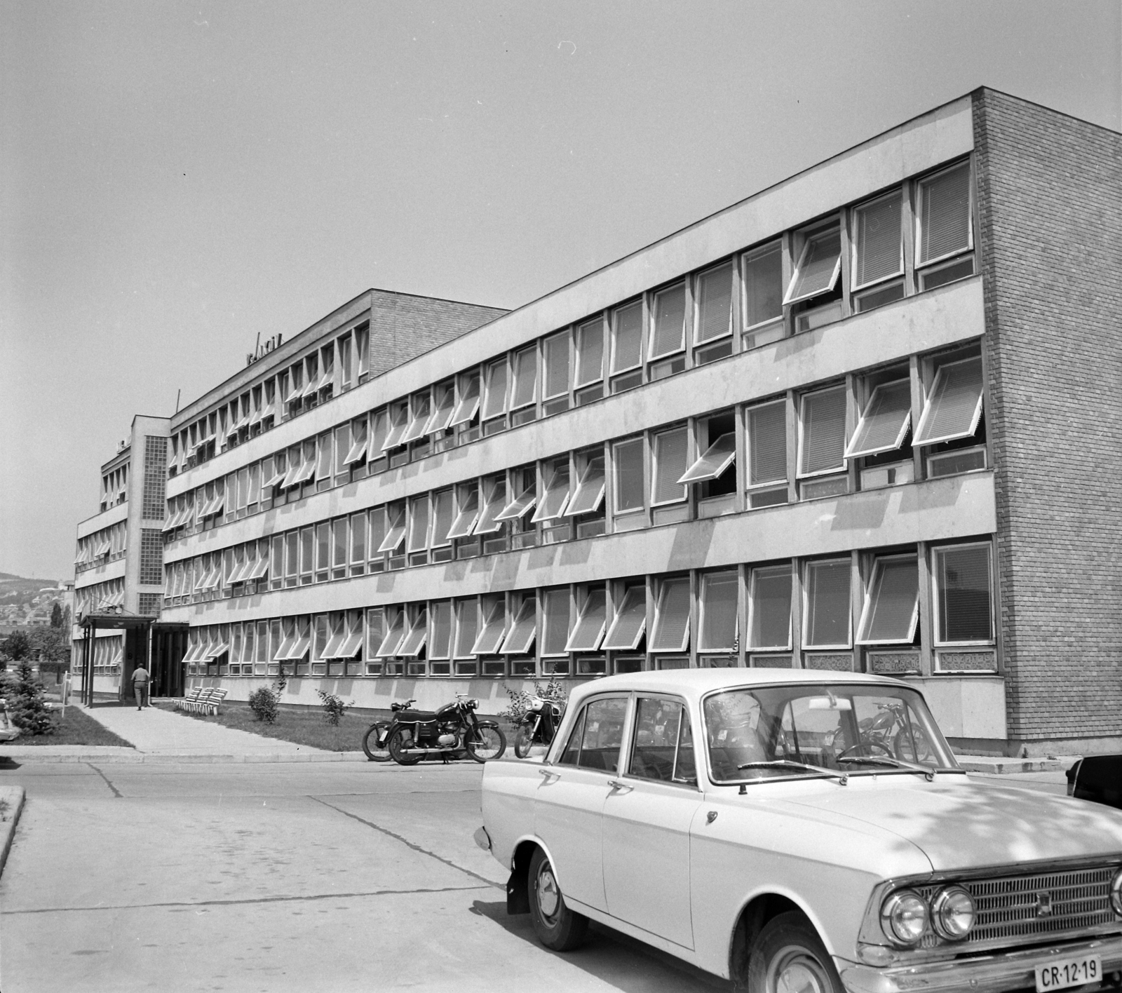 Hungary, Pécs, Siklósi út 4., a 12. sz. AKÖV (később Pannon Volán, DDKK) központi épülete., 1969, UVATERV, Moskvitch-brand, Fortepan #97705