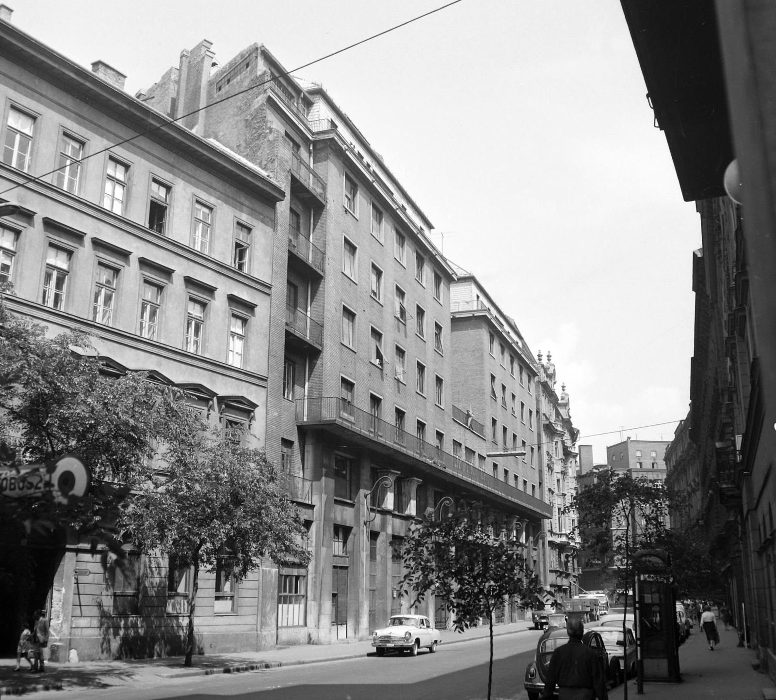 Hungary, Budapest VII., Dohány utca a Károly (Tanács) körút felől a Síp utca felé nézve, balra az Egyetemi Nyomda., 1969, UVATERV, street view, architecture, phone booth, Classicism, József Hild-design, Budapest, Károly Hild-design, Fortepan #97722