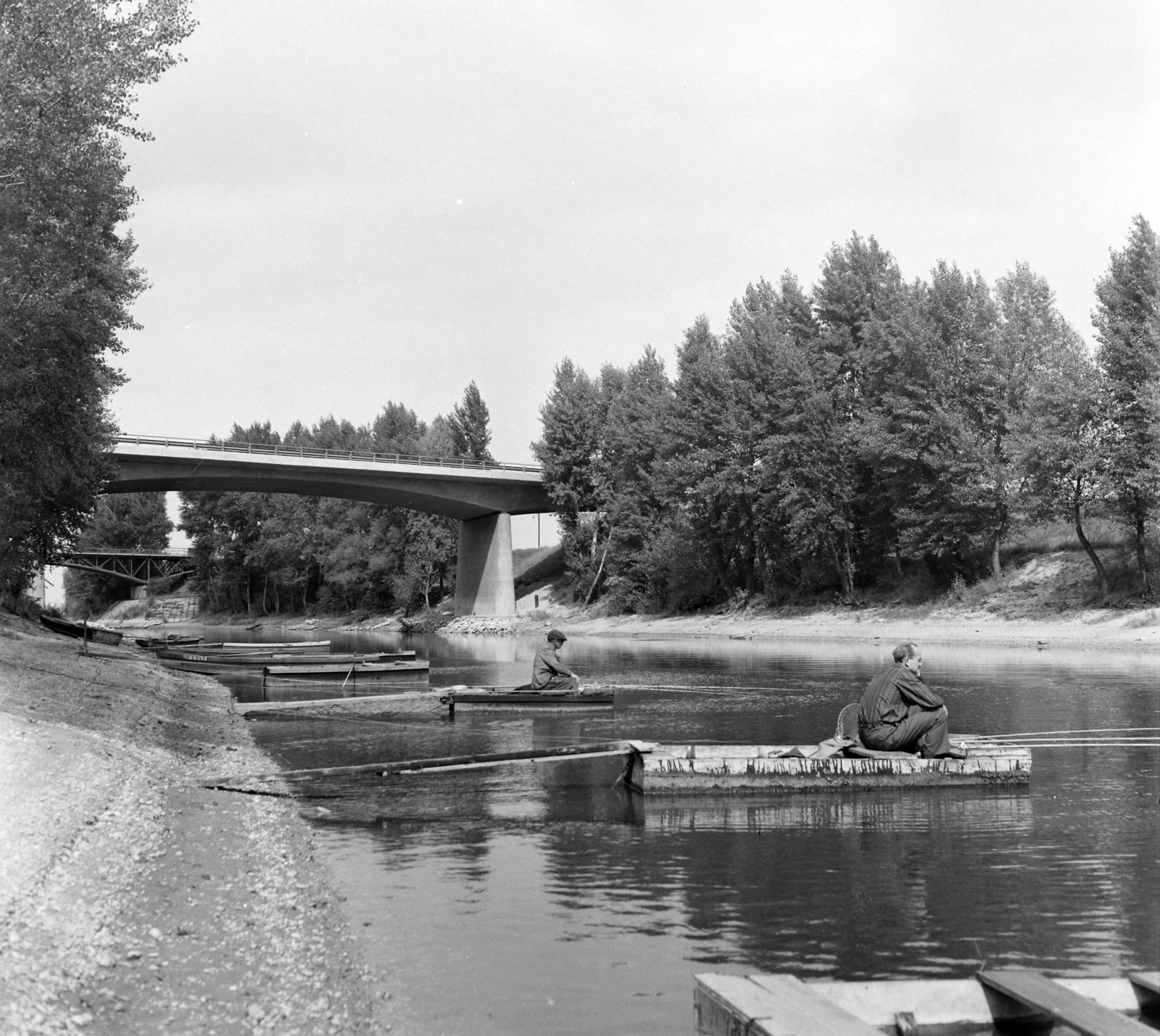 Hungary, Győr, Iparcsatorna, szemben az 1-es főút hídja, mögötte a régi Iparcsatorna híd., 1969, UVATERV, fishing, Fortepan #97733