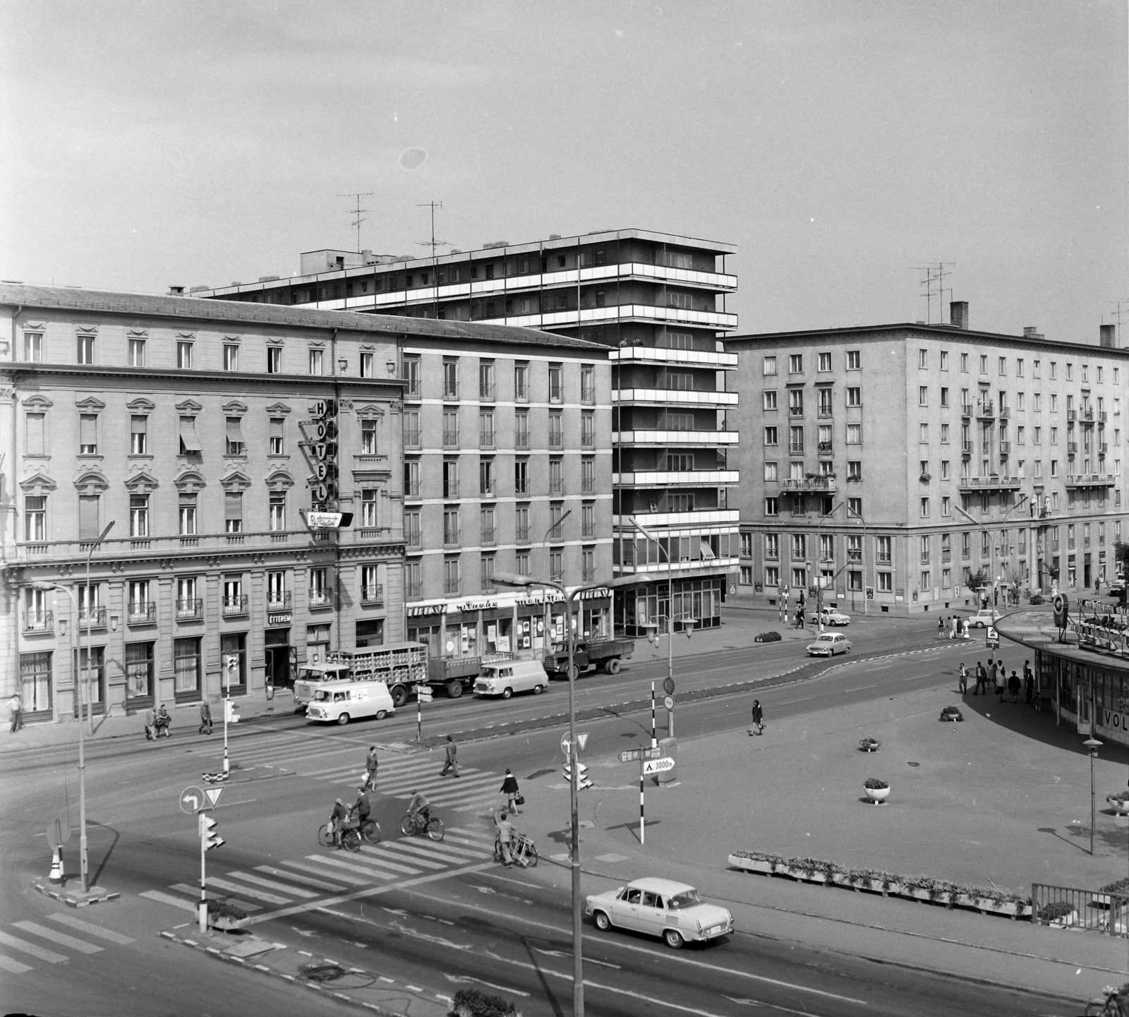 Magyarország, Győr, Szent István út (Tanácsköztársaság útja) a Városház (Szabadság) térről nézve, balra a Hotel Rába, jobbra az IBUSZ pavilon., 1969, UVATERV, szálloda, kerékpár, gyalogátkelő, képarány: négyzetes, Fortepan #97736